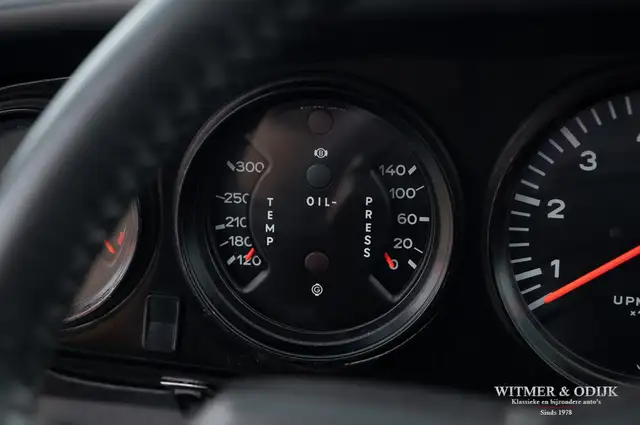 Porsche 911 view 8