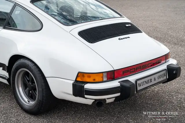 Porsche 911 view 11