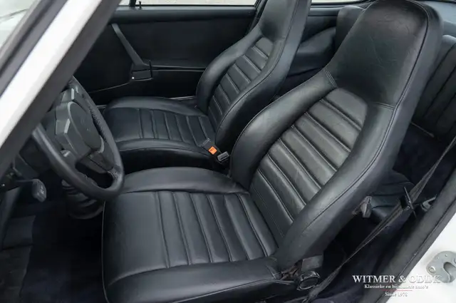 Porsche 911 view 5