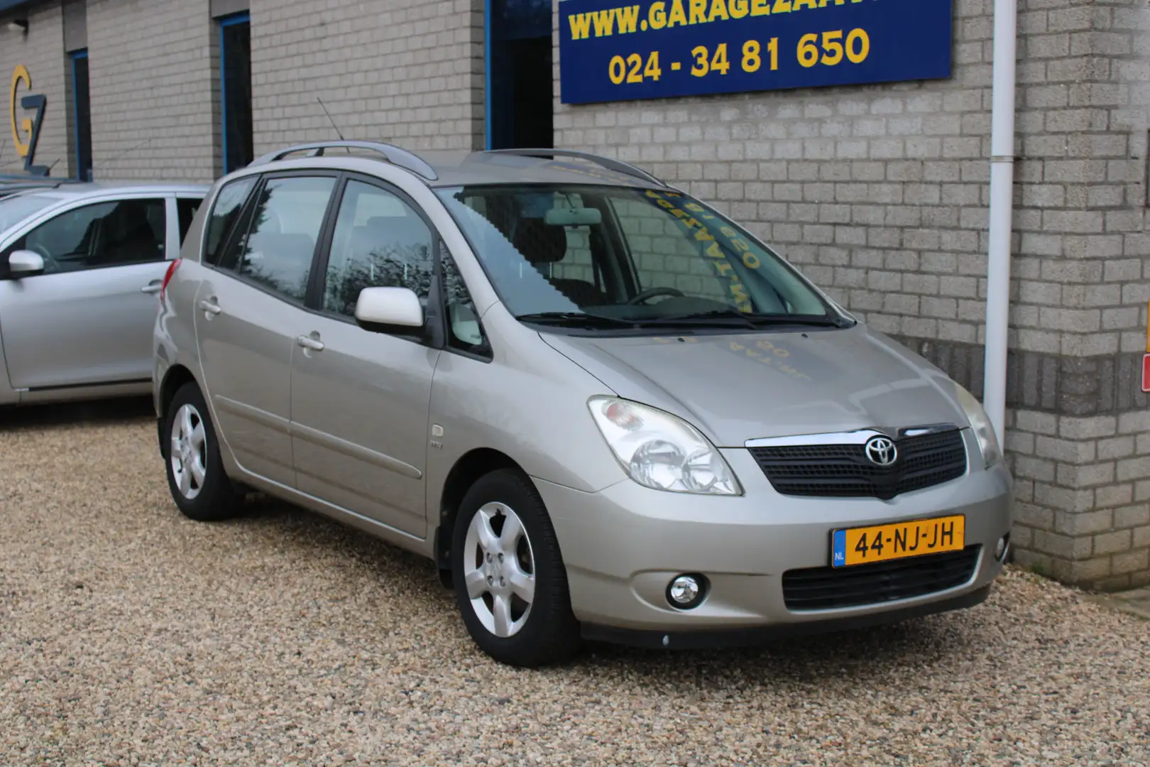 Toyota Corolla Verso 1.8 VVT-i Linea Sol Automaat trekhaak pdc Grau - 1