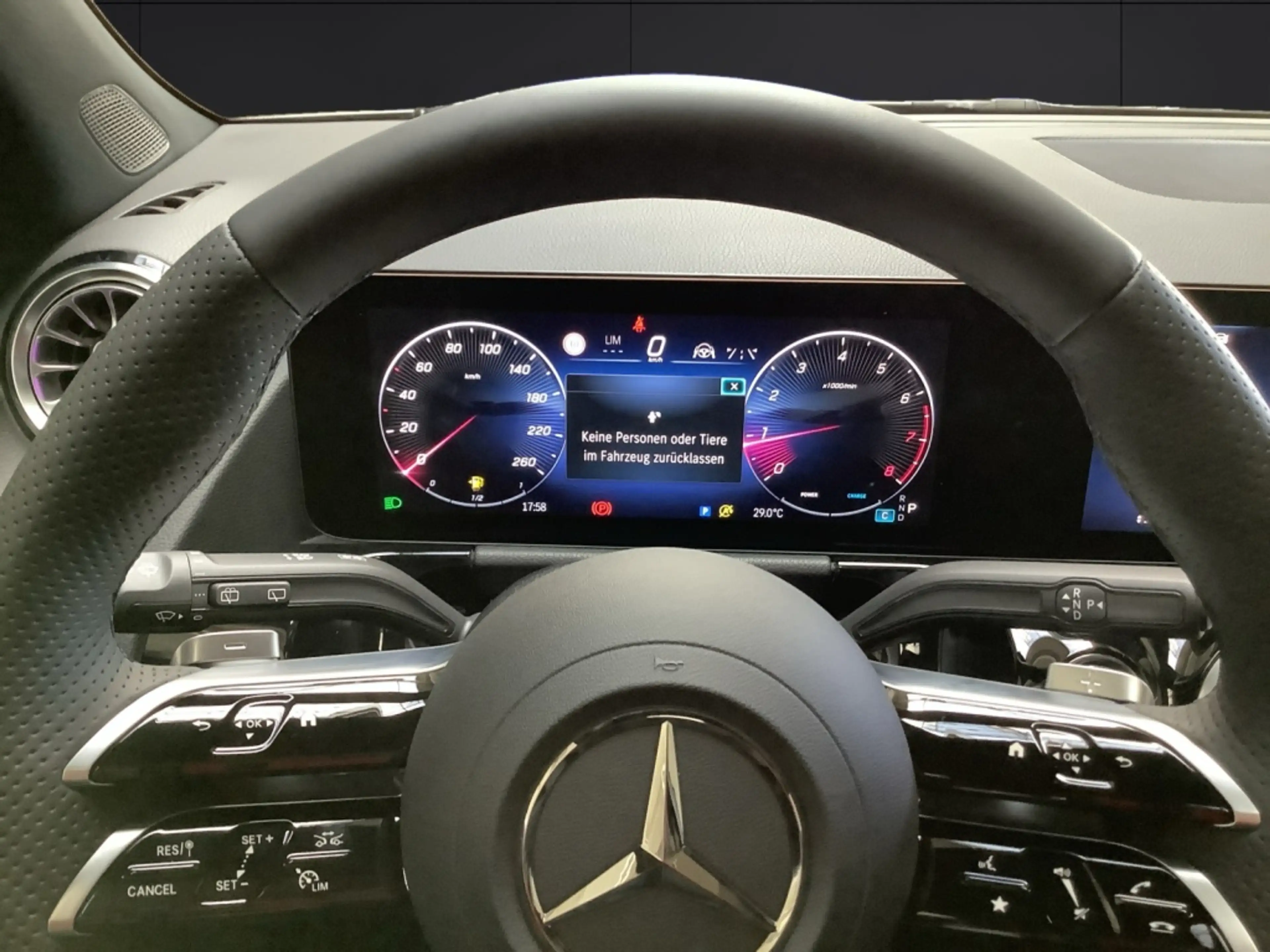 Mercedes-Benz GLA 200 AMG+20"+MBeam+Night+Ambiente+Fahrassist+ — photo 7