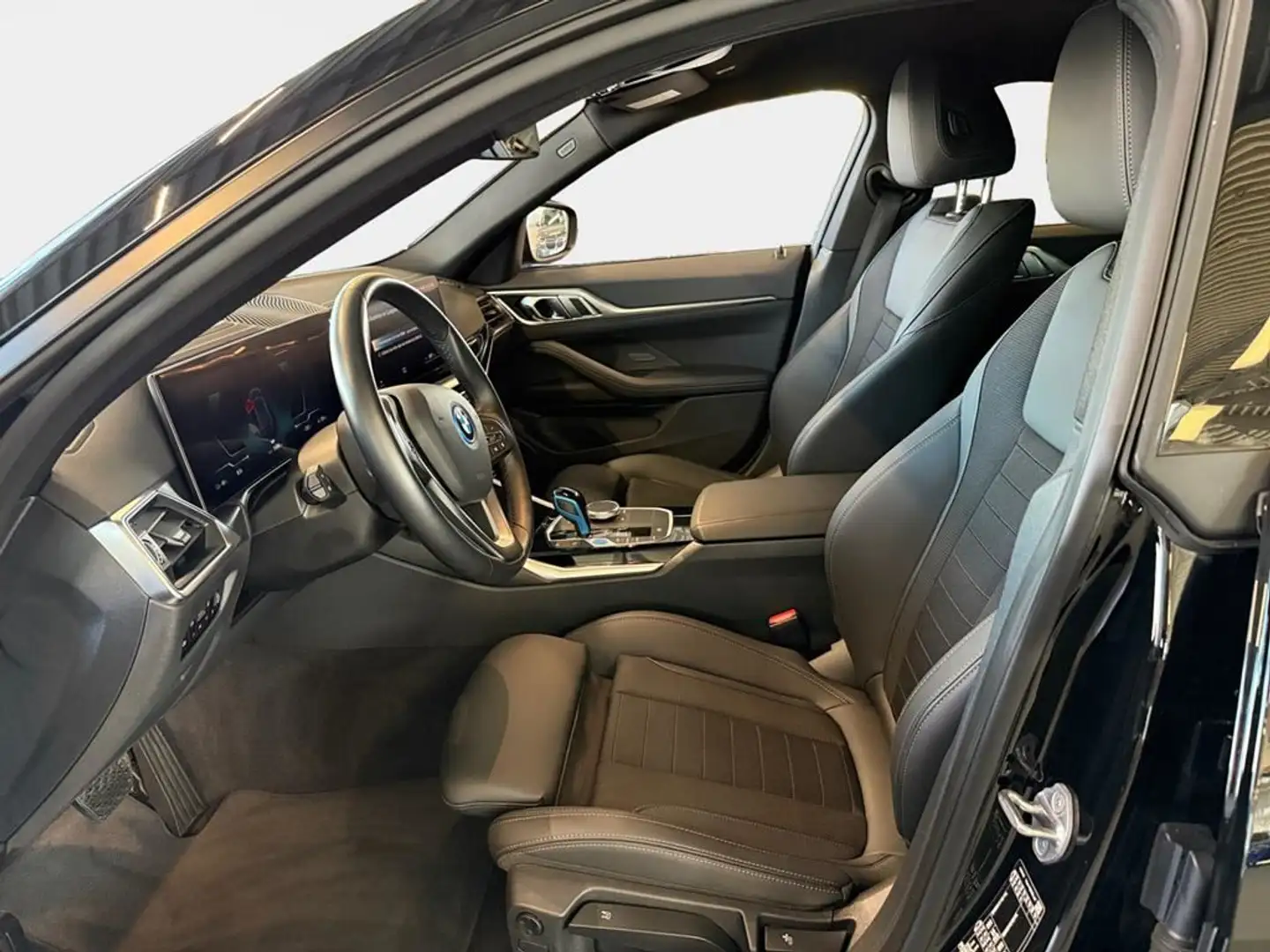 BMW i4 Schwarz - 2
