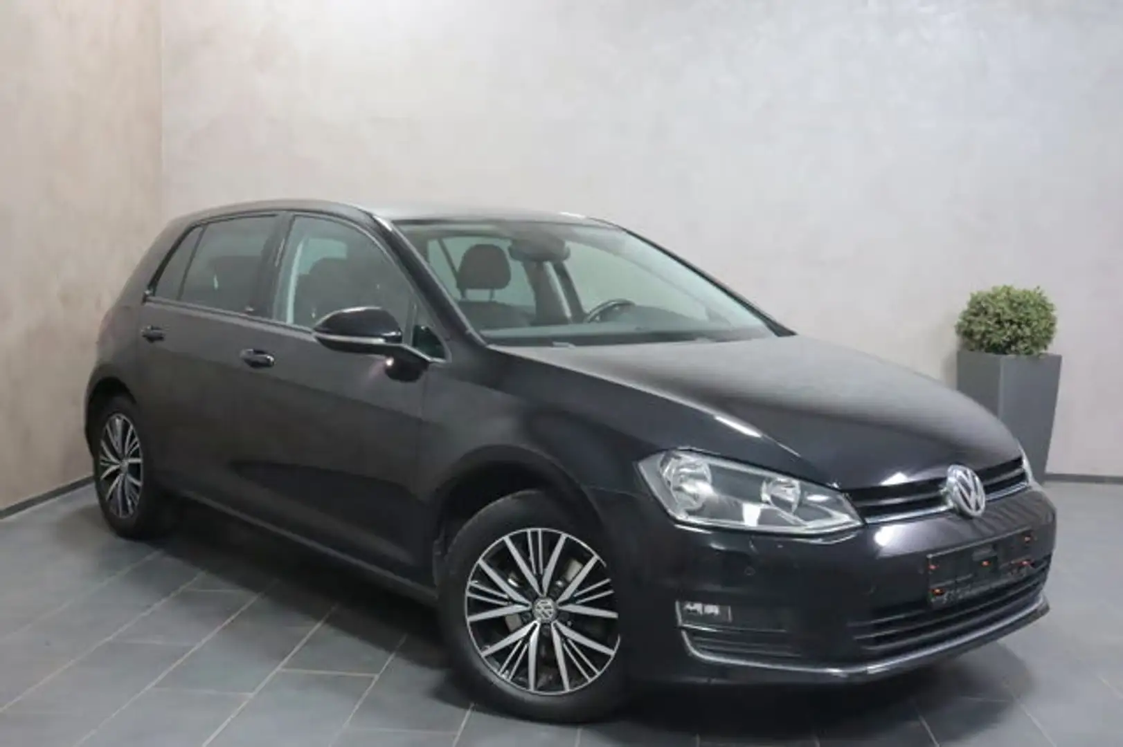 Volkswagen Golf VII Lim. Allstar BMT SHZ PDC TEMPO LMF NAVI Black - 2