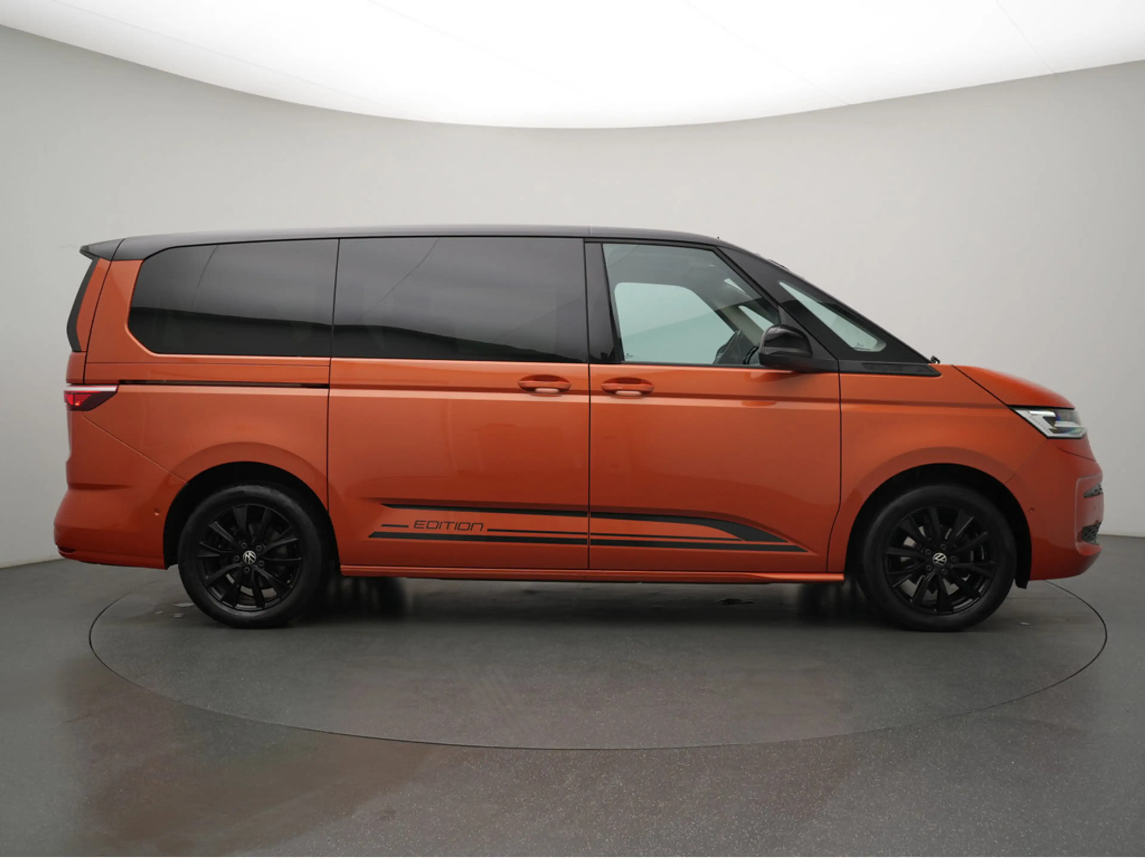 Volkswagen T7 Multivan Edition lang STANDHZ MATRIX PANO — photo 3