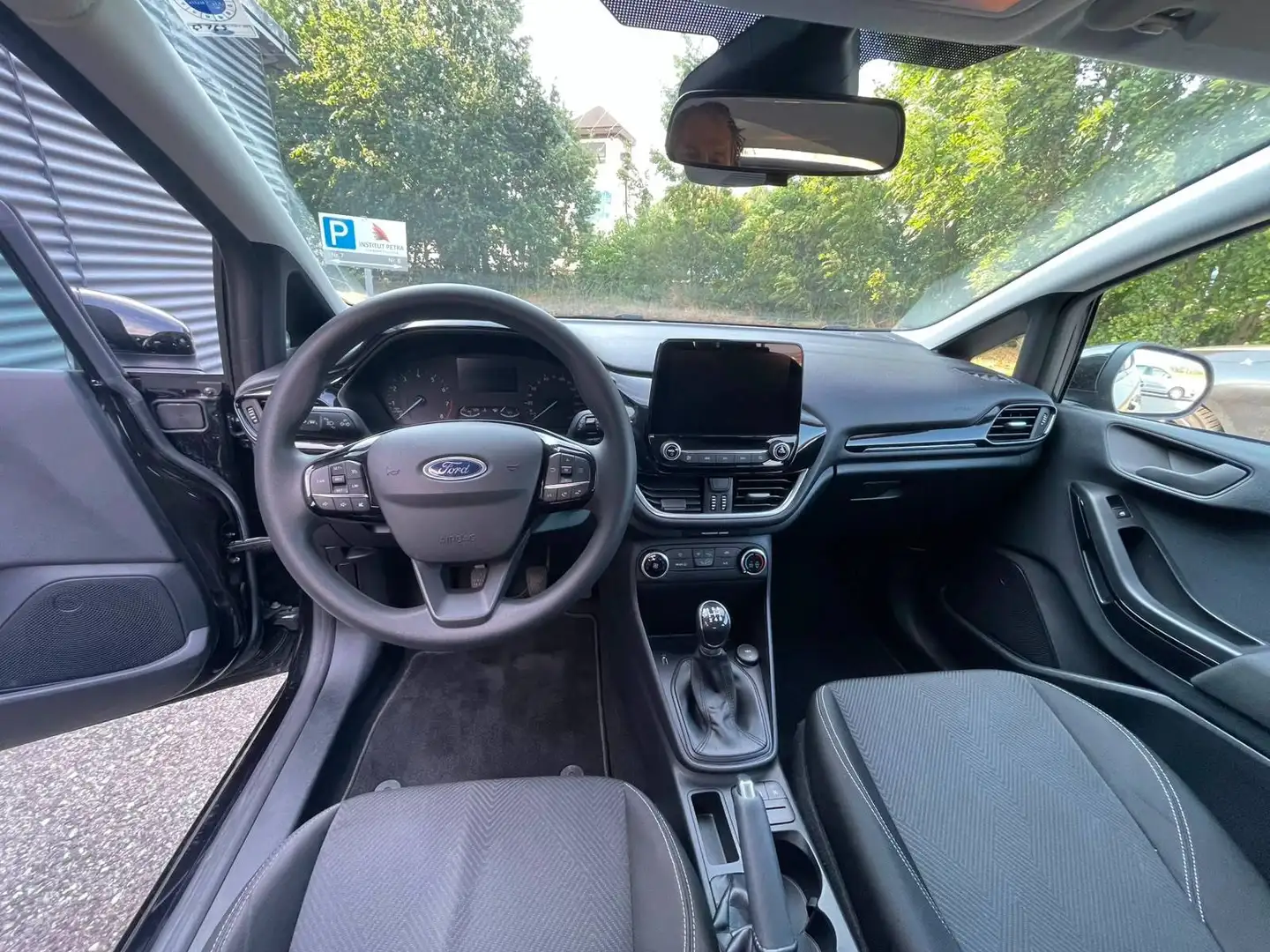 Ford Fiesta 5 Türig Benziner Gangschaltung Service und Pickerl im Juli gemacht Schwarz - 1