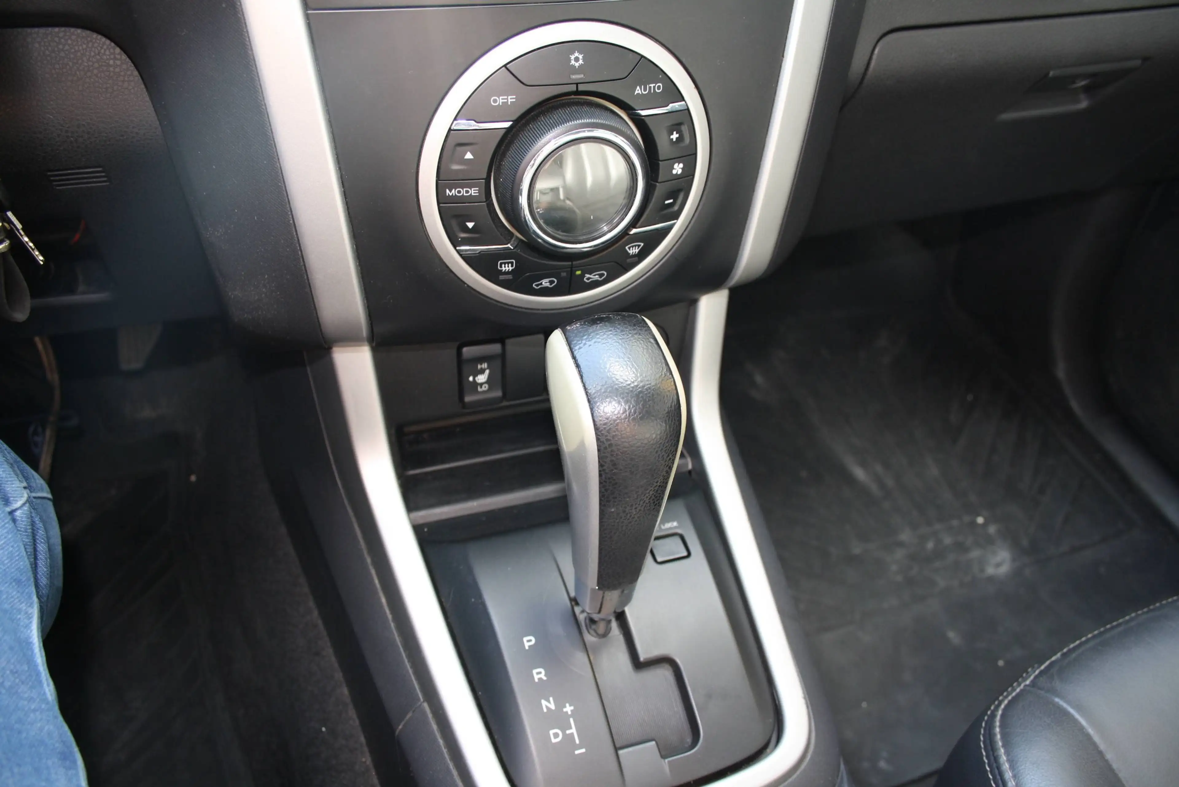 Isuzu D-Max Double Cab 2,5TD Premium Automatik 3,5t — photo 12