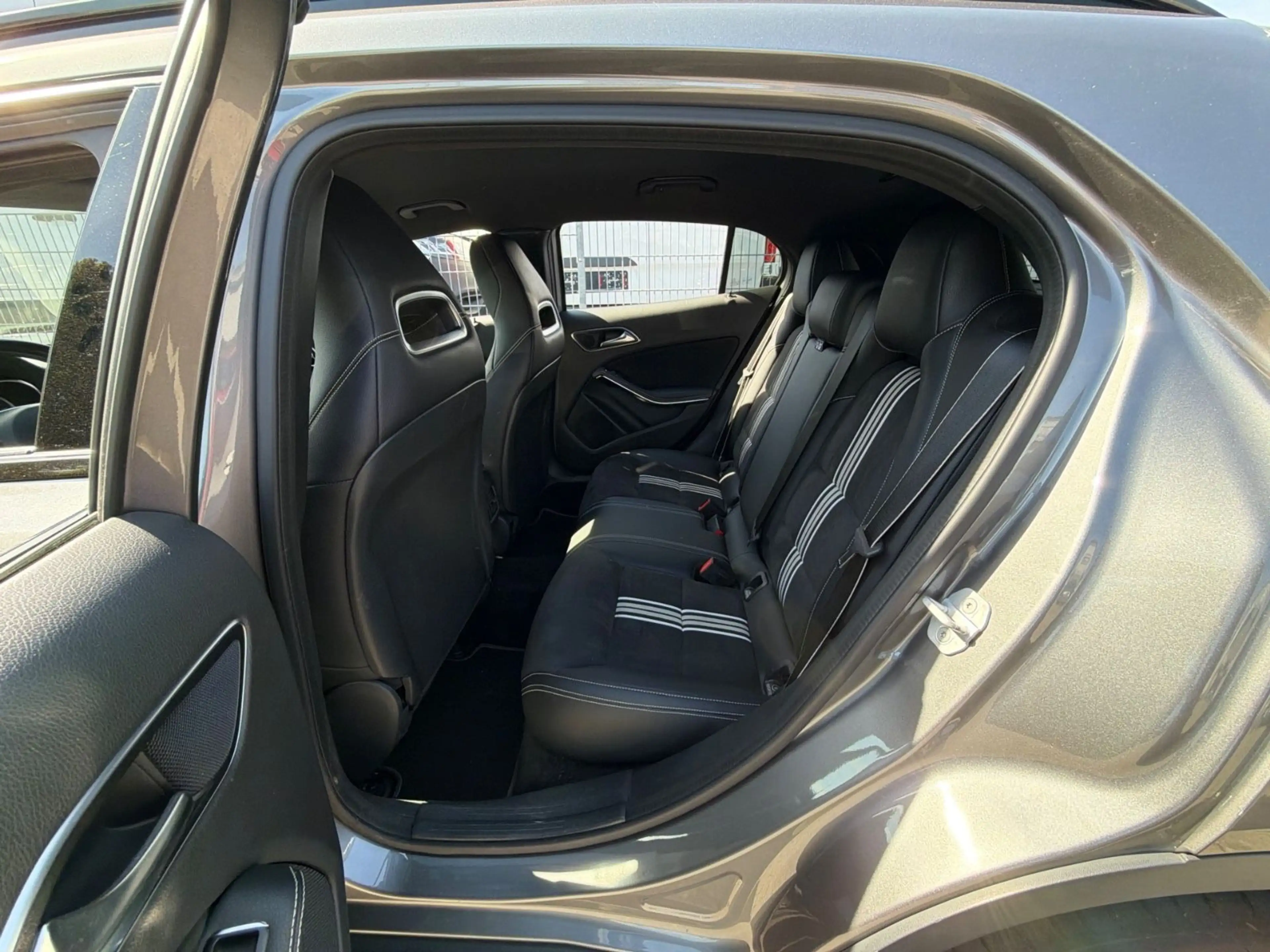 Mercedes-Benz GLA 250 4Matic AMG Line LED/Kam/AHK/ACC/SHZ/Navi — photo 3