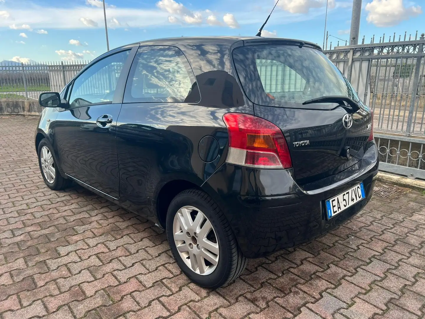 Toyota Yaris II 2005 3p 1.3 dual Sol Nero - 2