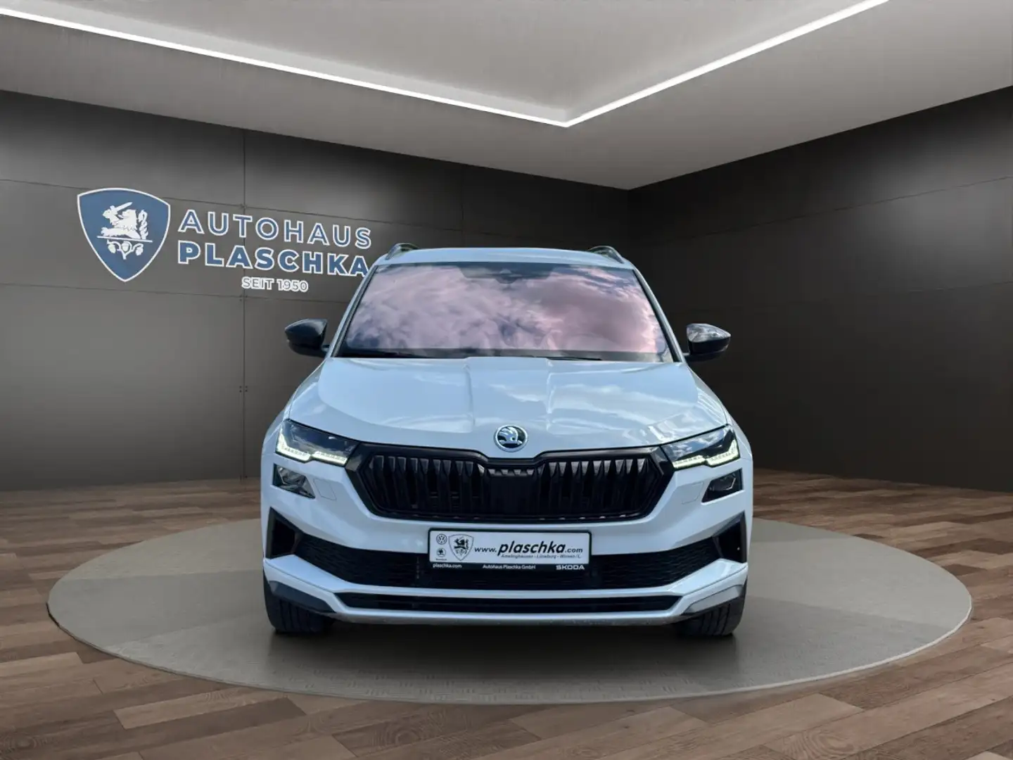 Skoda Karoq 2.0 TSI DSG Sportline 4x4 AHK+NAVI+APP Klima Navi Bílá - 2