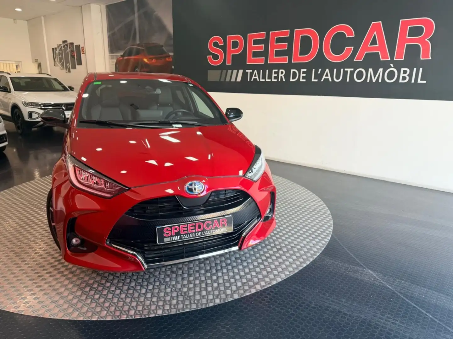Toyota Yaris 120H 1.5 Style Plus Burdeos - 1