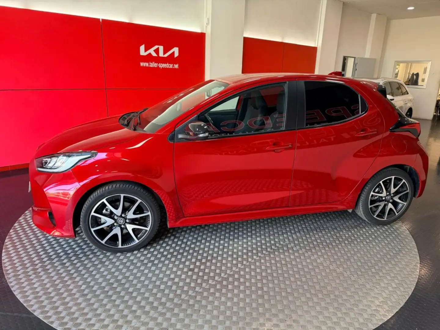 Toyota Yaris 120H 1.5 Style Plus Burdeos - 2