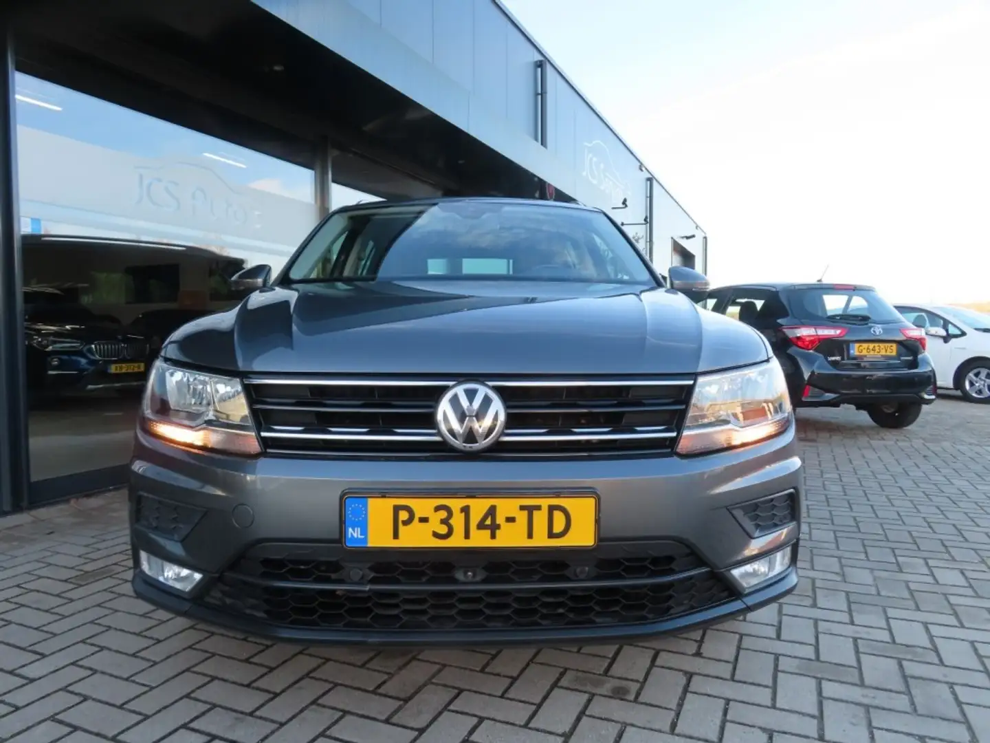 Volkswagen Tiguan 1.4 TSI ACT Acc Camera Leder Pano Trekhaak 2017 Grau - 2