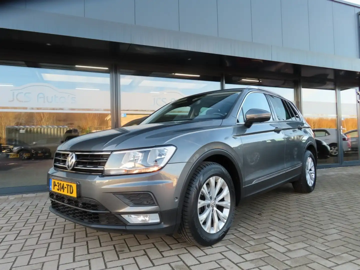 Volkswagen Tiguan 1.4 TSI ACT Acc Camera Leder Pano Trekhaak 2017 Grau - 1