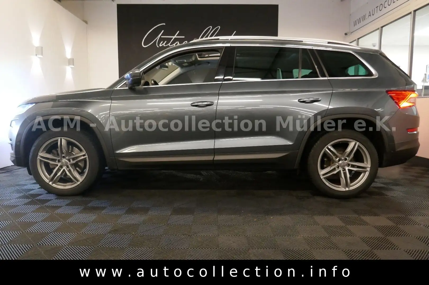 Skoda Kodiaq 4x4*Pano*2.Hand*360°*LED*AHK*Navi*ACC*TWA Gris - 2