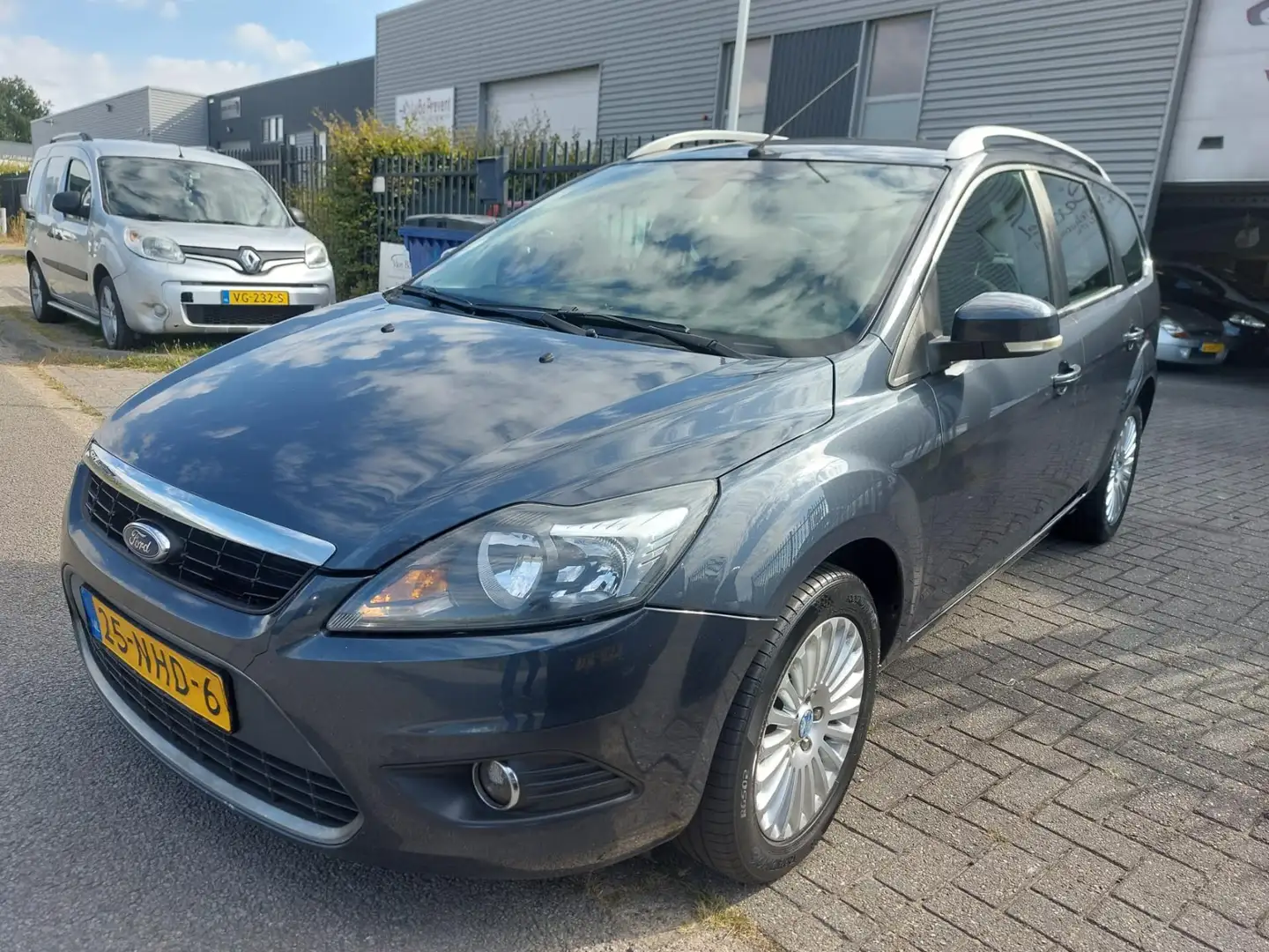 Ford Focus Wagon 1.8 Limited Flexi Fuel 5 deurs + climate con Grau - 1