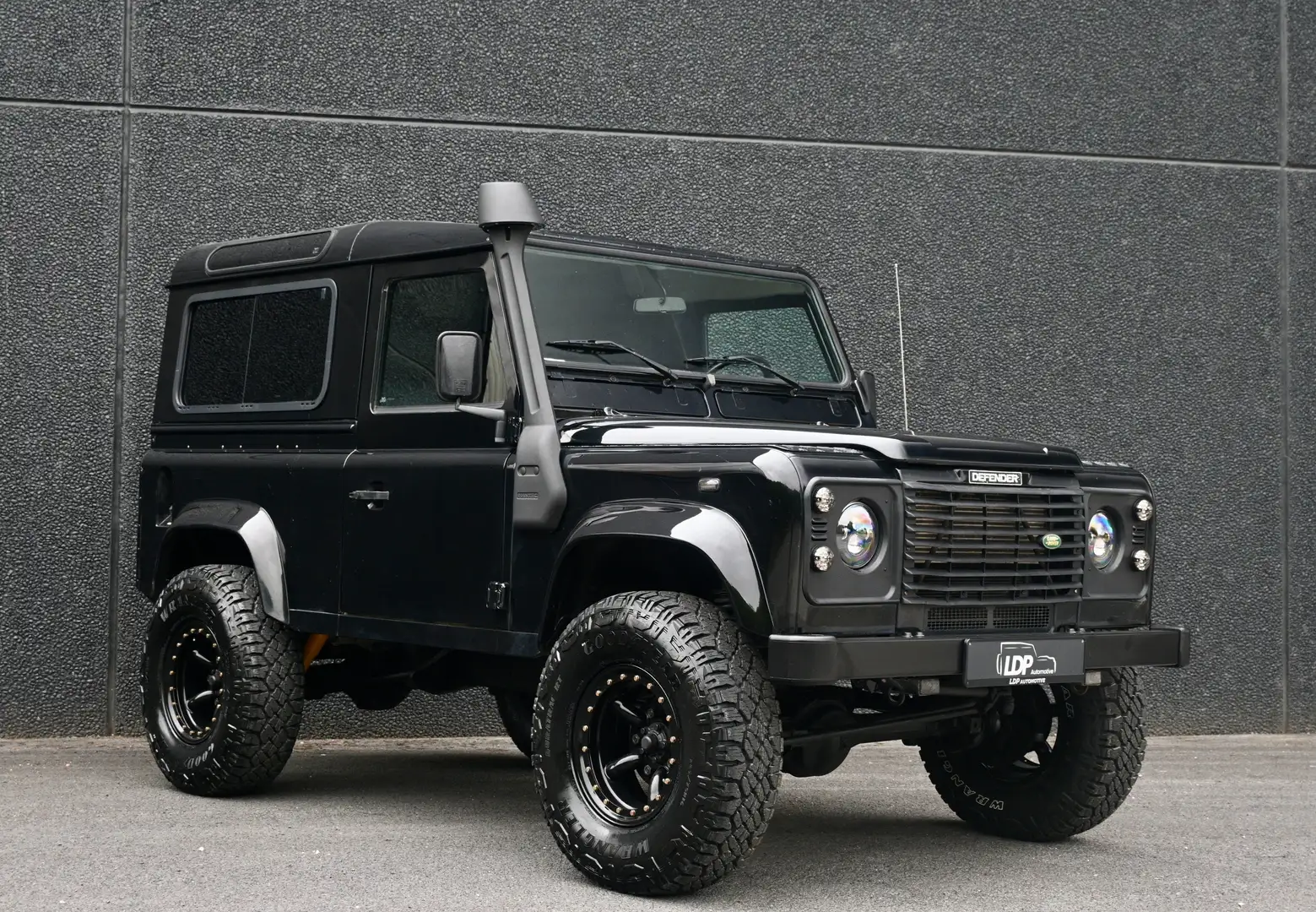 Land Rover Defender 2.5 Turbo d5 SE Zwart - 2