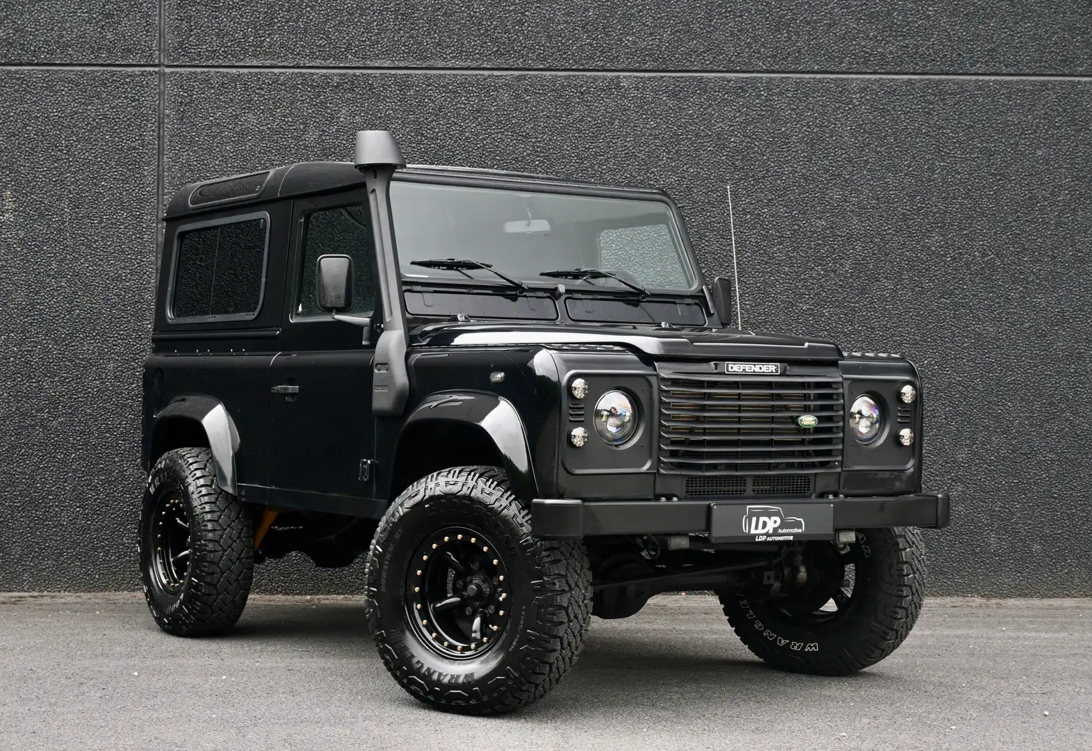 Land Rover Defender 2.5 Turbo d5 SE Zwart - 1