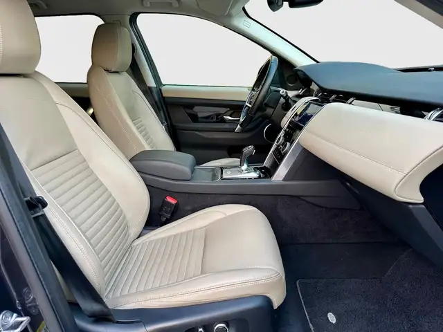 Land Rover Discovery Sport view 3