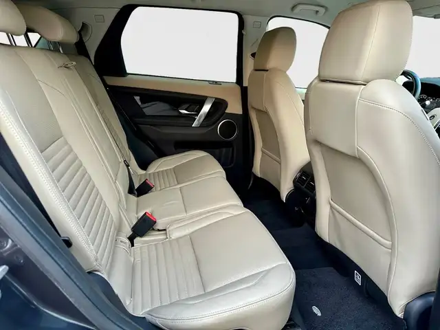 Land Rover Discovery Sport view 5