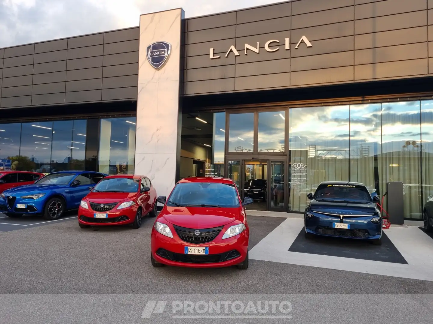 Lancia Ypsilon 1.0 firefly hybrid silver plus s&s 70cv Rouge - 2