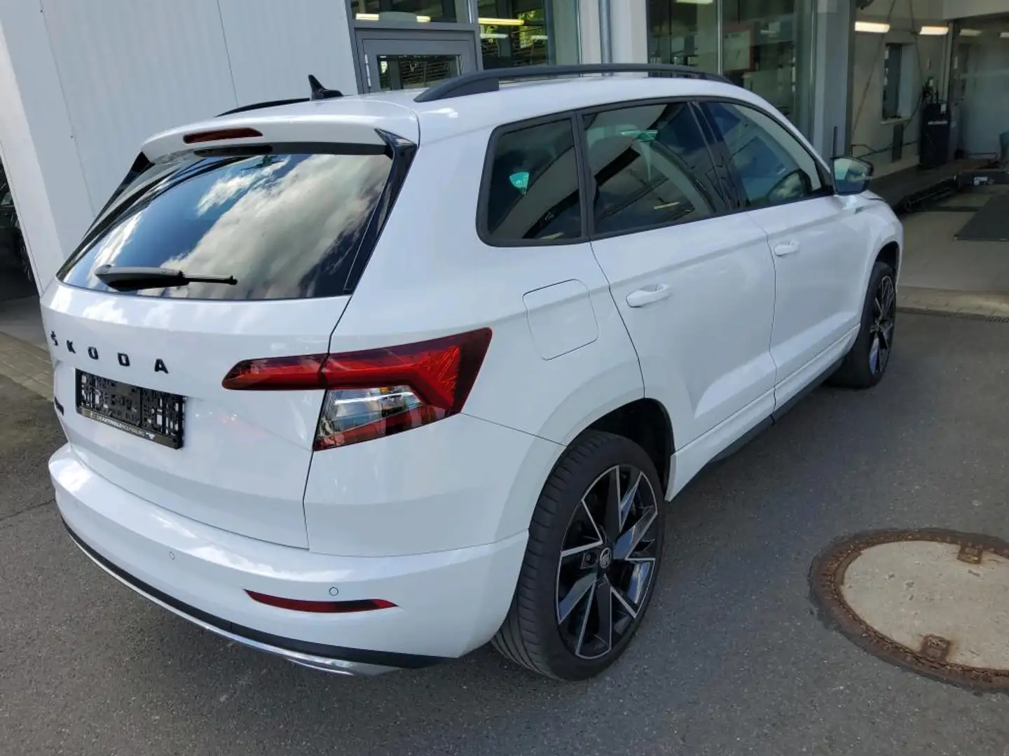 Skoda Karoq Sportline 1.5 TSI DSG, Panorama, NAVI, uvm Weiß - 2