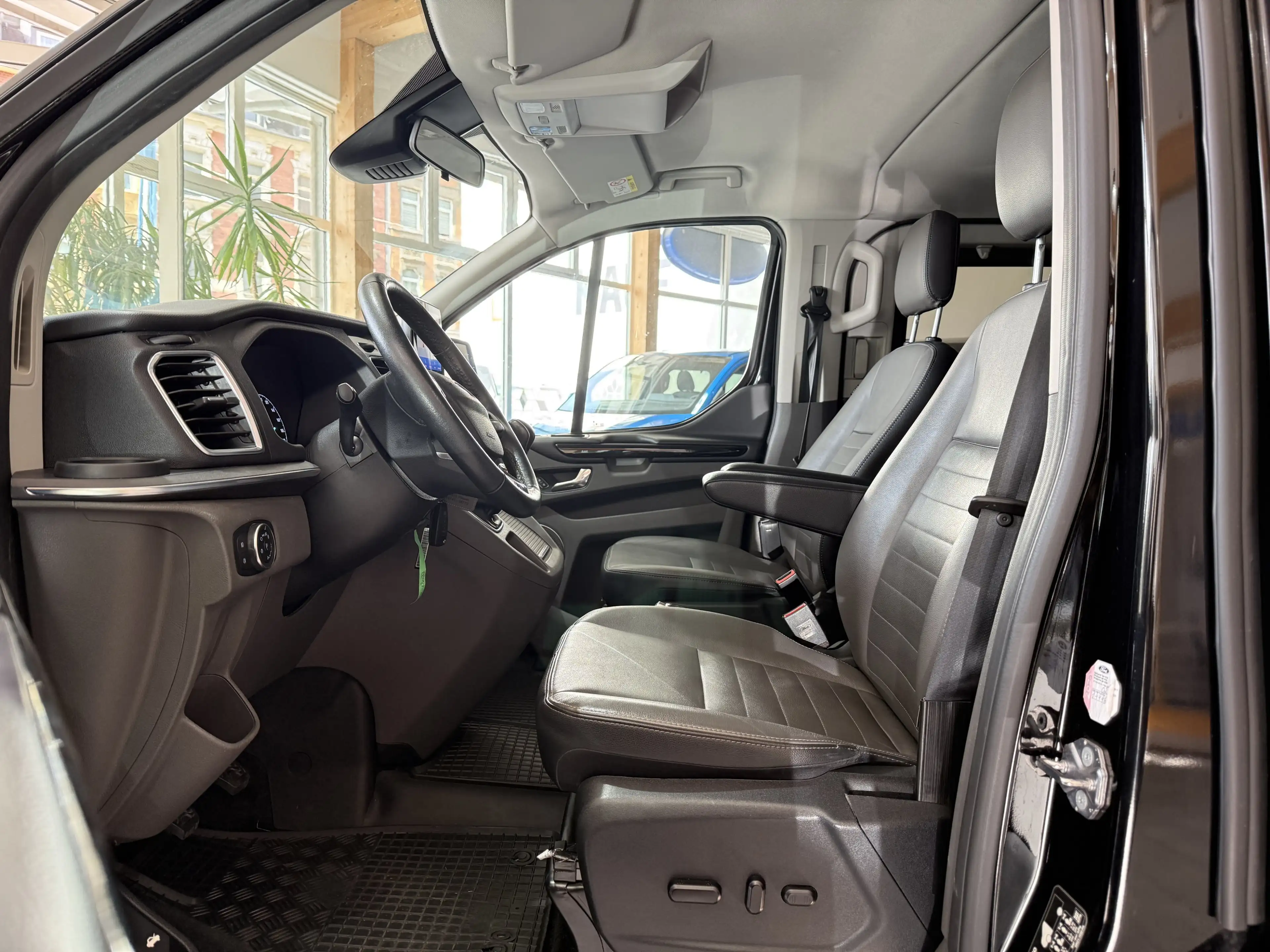 Ford Tourneo Custom Titanium L1 Bi-Xenon / AHK / Leder — photo 10
