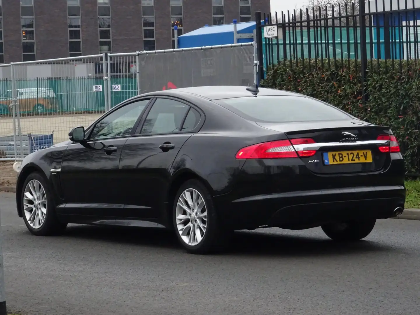 Jaguar XF 2.0d Pure AUTOMAAT NAP/LEER/NAVI/CAMERA/MEMORY/PDC Zwart - 2
