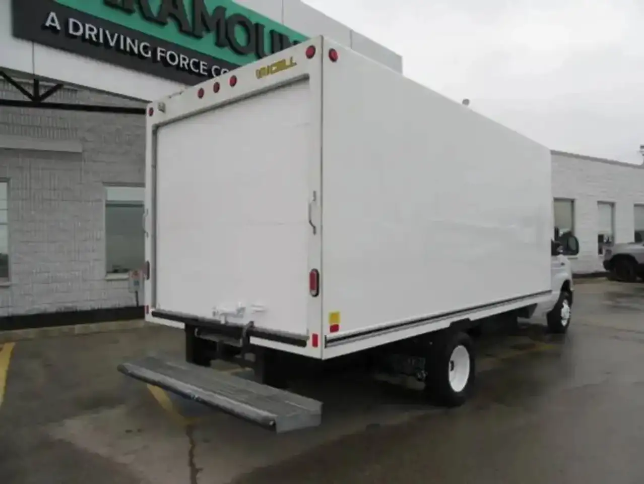 Ford E-450 снимка Ford E-450