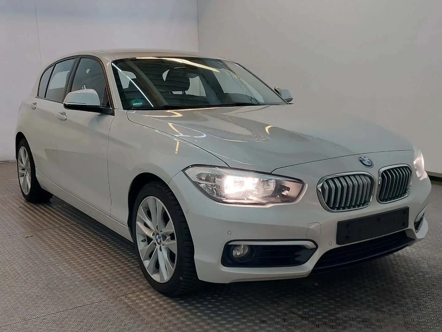 BMW 120 1er (5-Türer) 120i Aut. Urban Line Weiß - 2