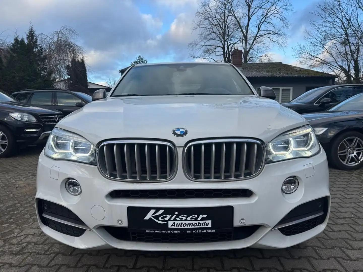 BMW X5 M 50 d-Scheckheft-Panorama-AHK-Keyless-Kamera Blanco - 2