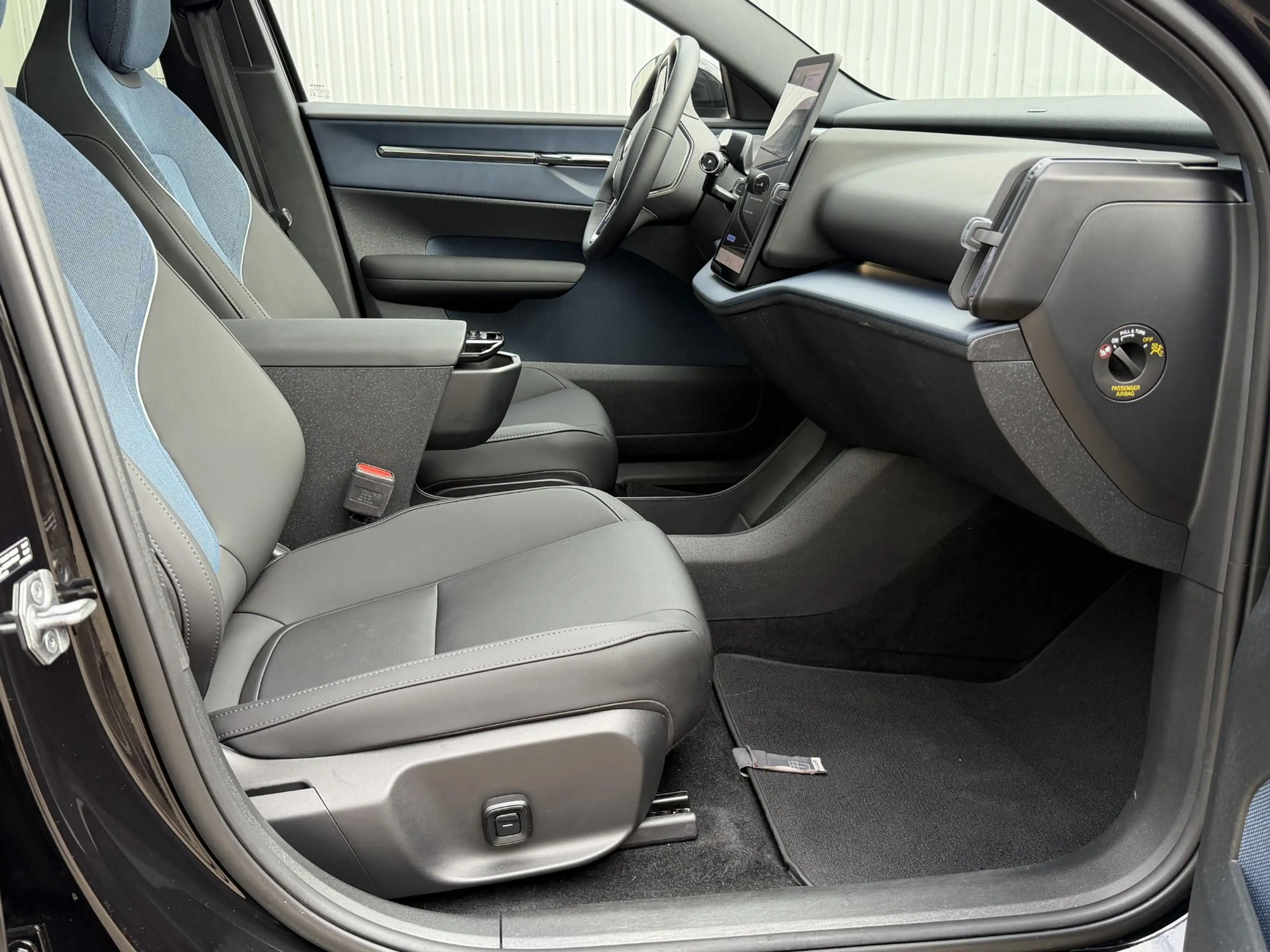 Volvo EX30 Twin Motor Performance Ultra 69 kWh | Adapt.Cruise — photo 14