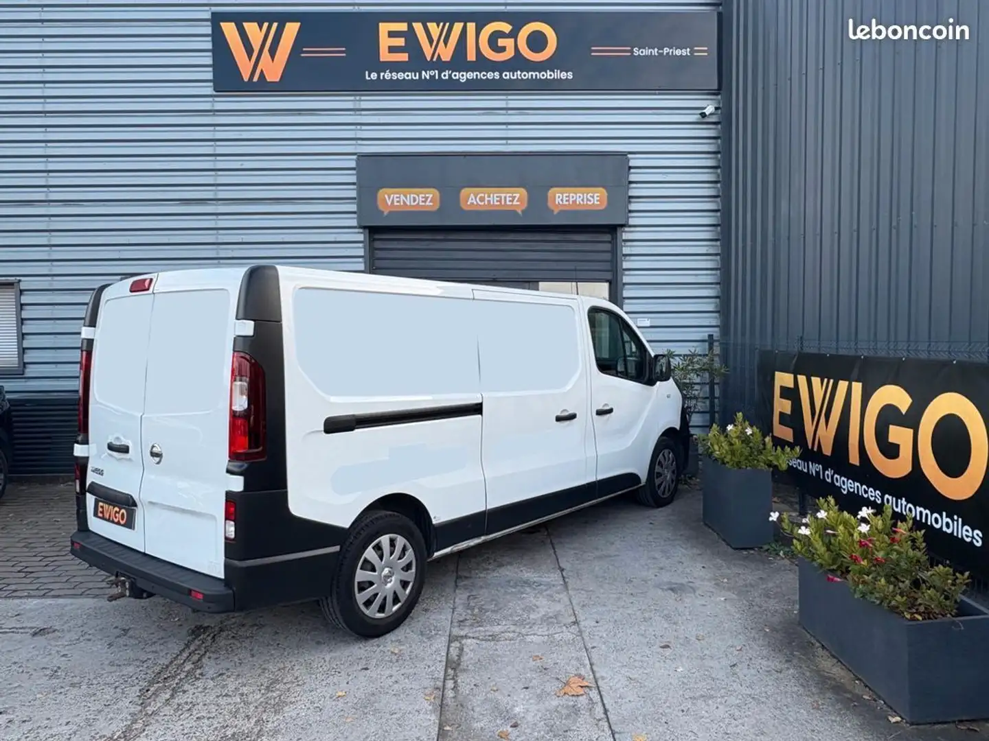 Nissan NV300 vu fourgon 2.0 dci l2h1 120ch 1ère main 3 places entretien complet 2t8 attelage Blanc - 2