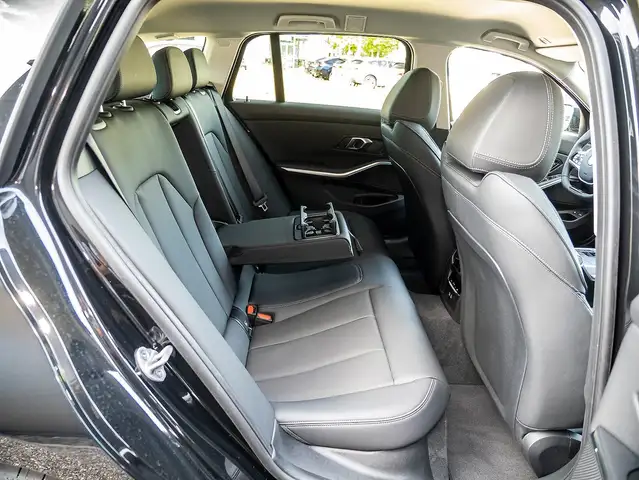 BMW 3 Series view 14