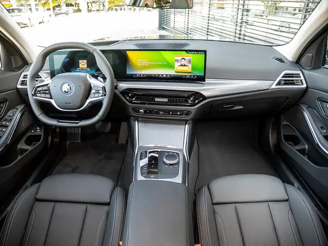 BMW 3 Series view 5