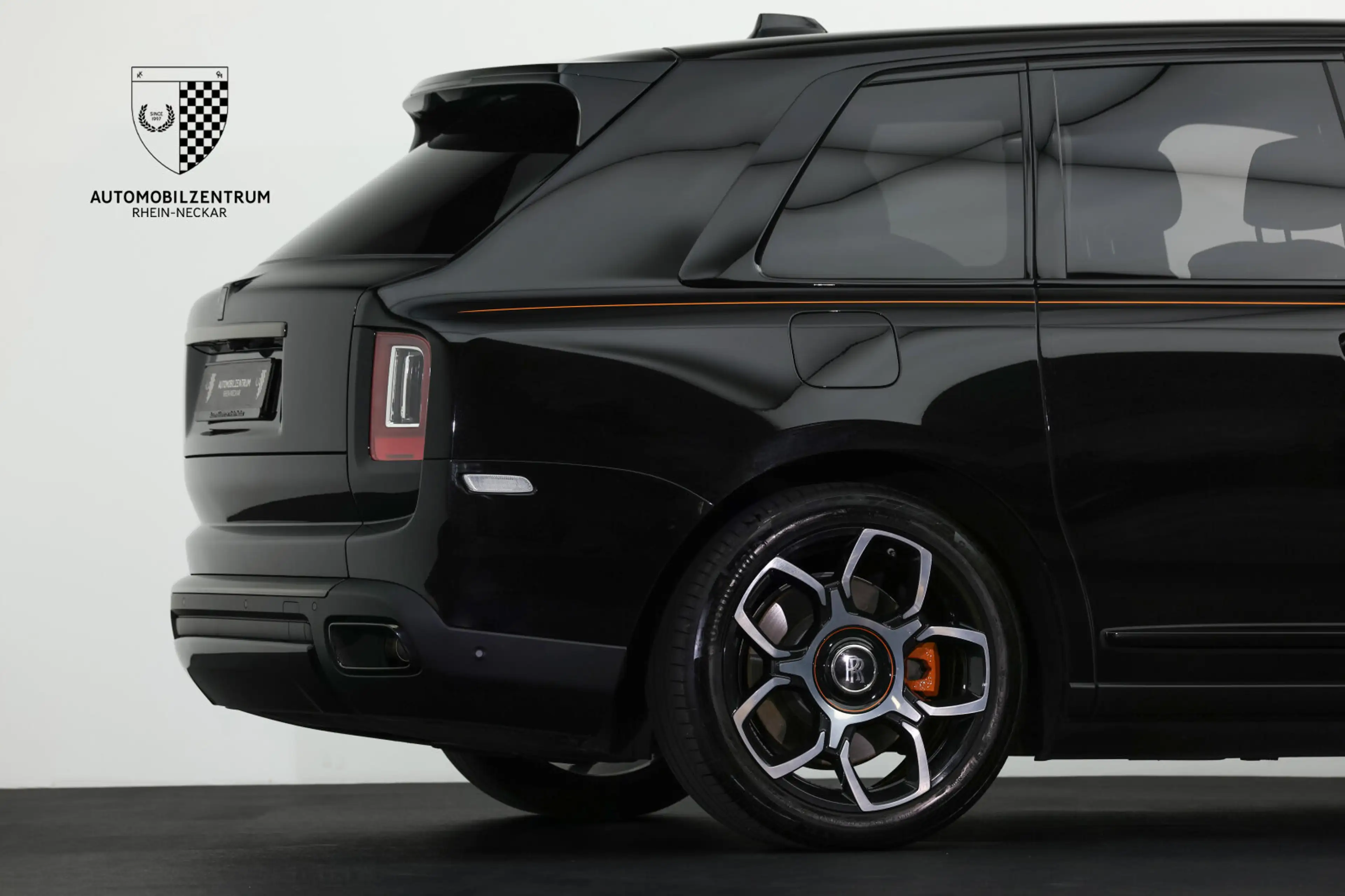 Rolls-Royce Cullinan Cullinan Black Badge Coachline/Starlight/Bespoke — photo 13