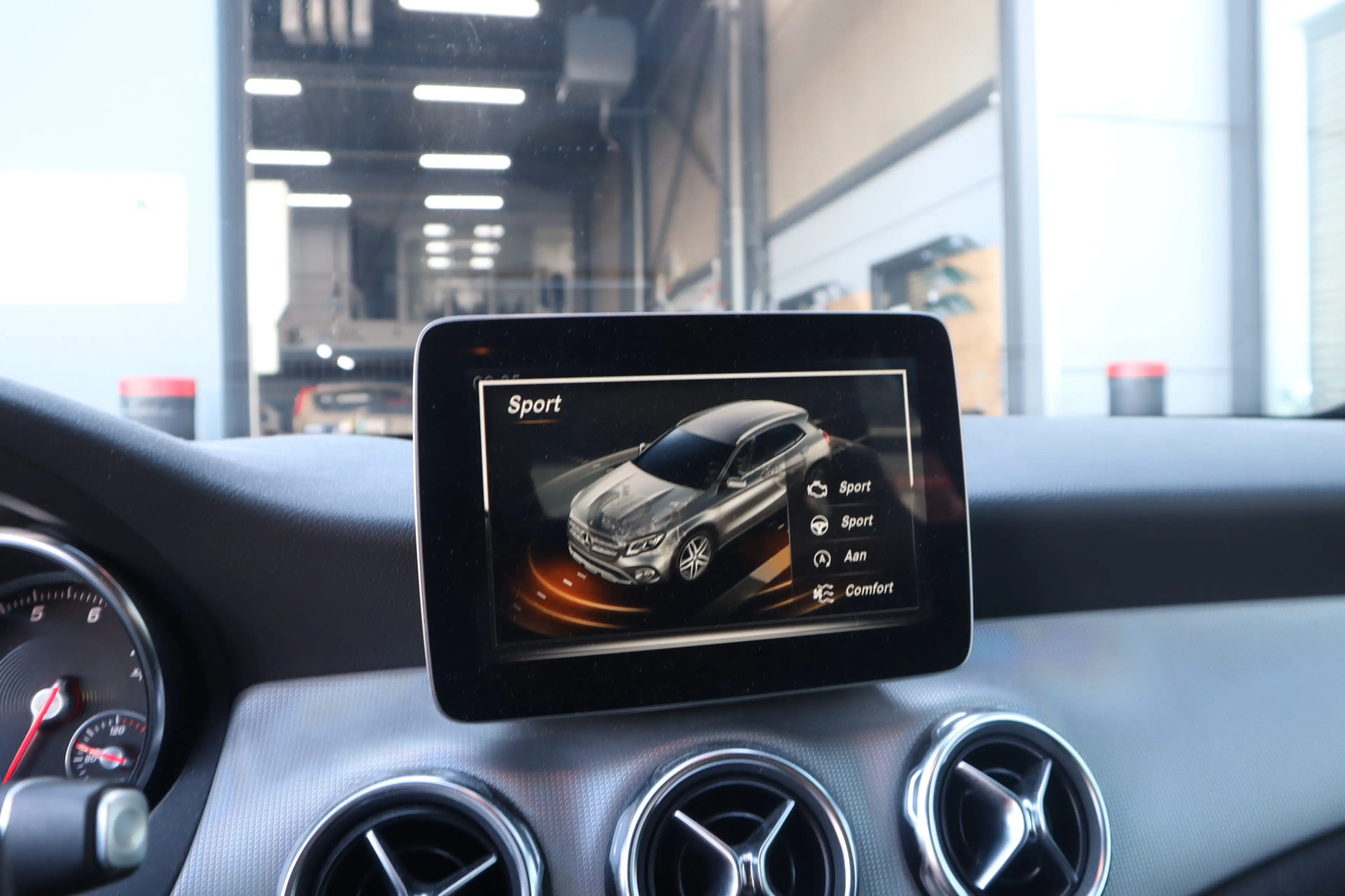 Mercedes-Benz GLA 180 Activity Edition | Camera | El.klep | LED | Clima — photo 20