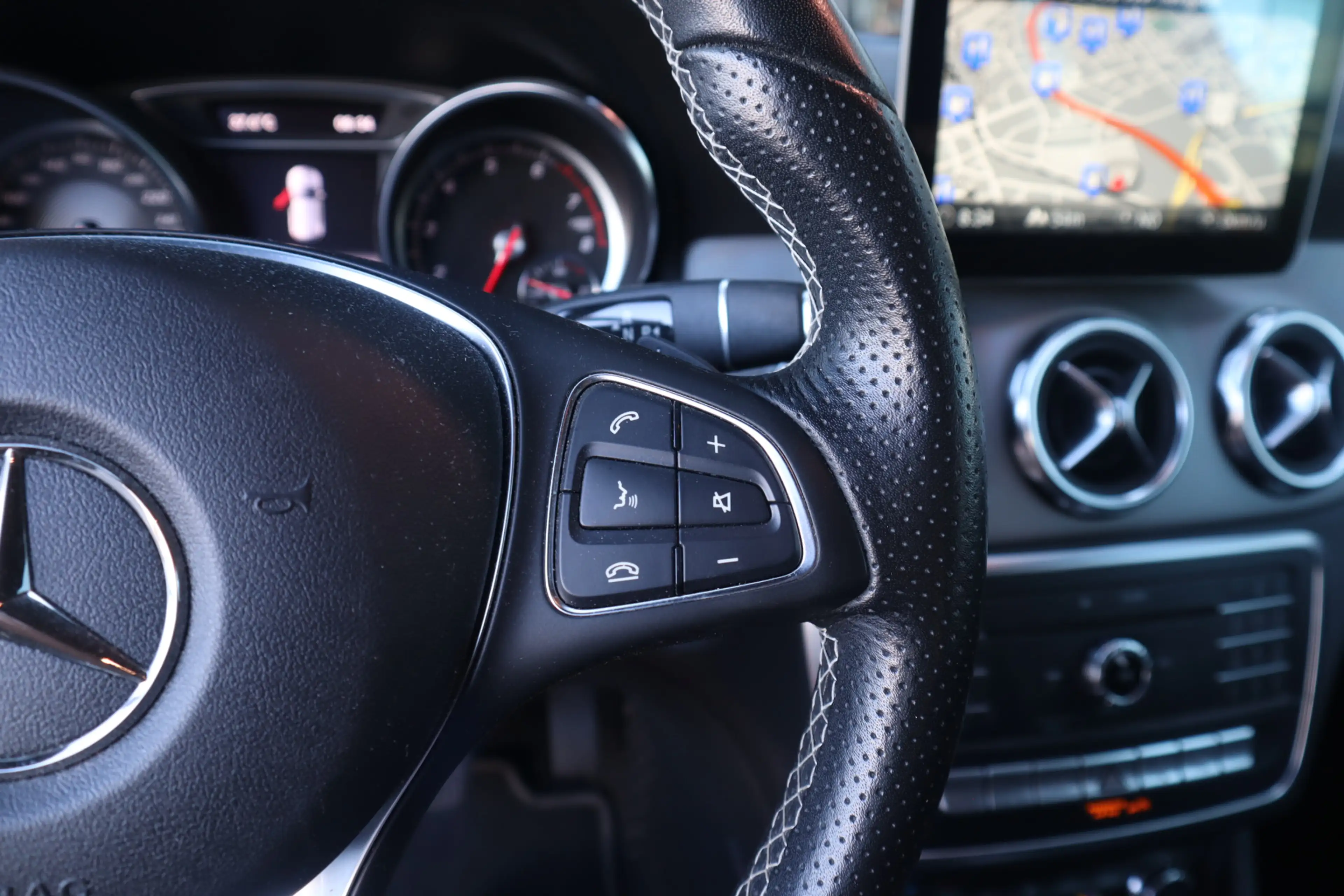 Mercedes-Benz GLA 180 Activity Edition | Camera | El.klep | LED | Clima — photo 14