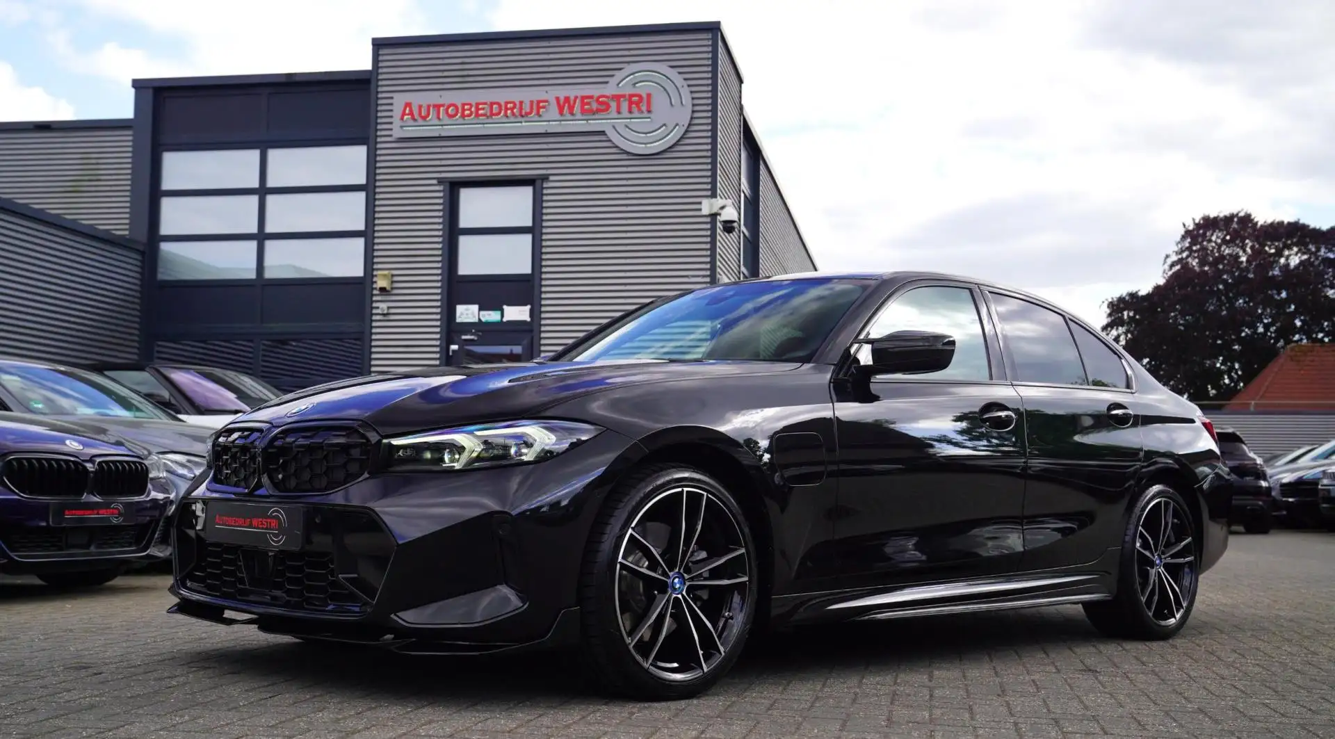 BMW 330 3-serie 330e xDrive M-pakket | BMW LED | Adaptieve Zwart - 1