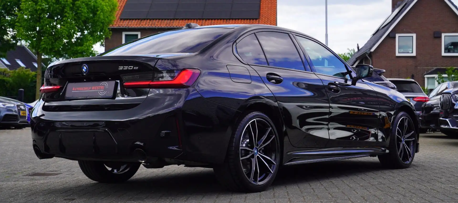 BMW 330 3-serie 330e xDrive M-pakket | BMW LED | Adaptieve Zwart - 2