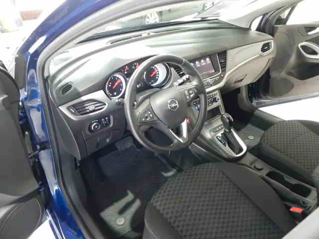 Opel Astra view 4