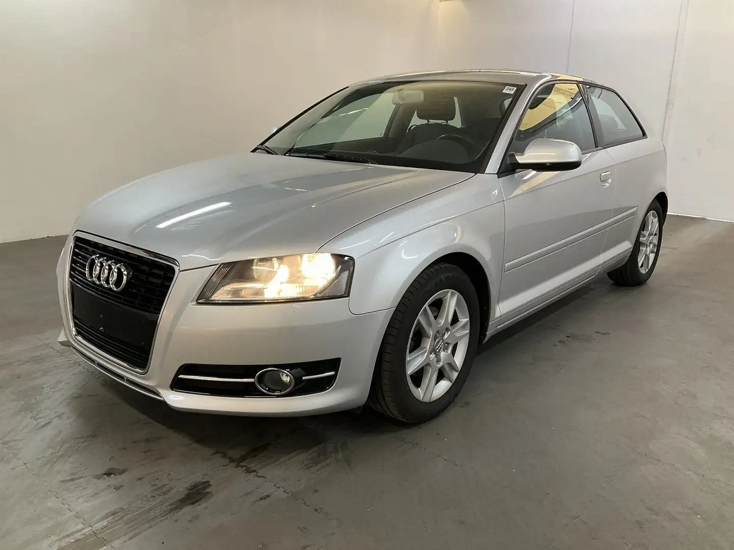 Audi A3 1.2 TFSI Attraction Grijs - 2