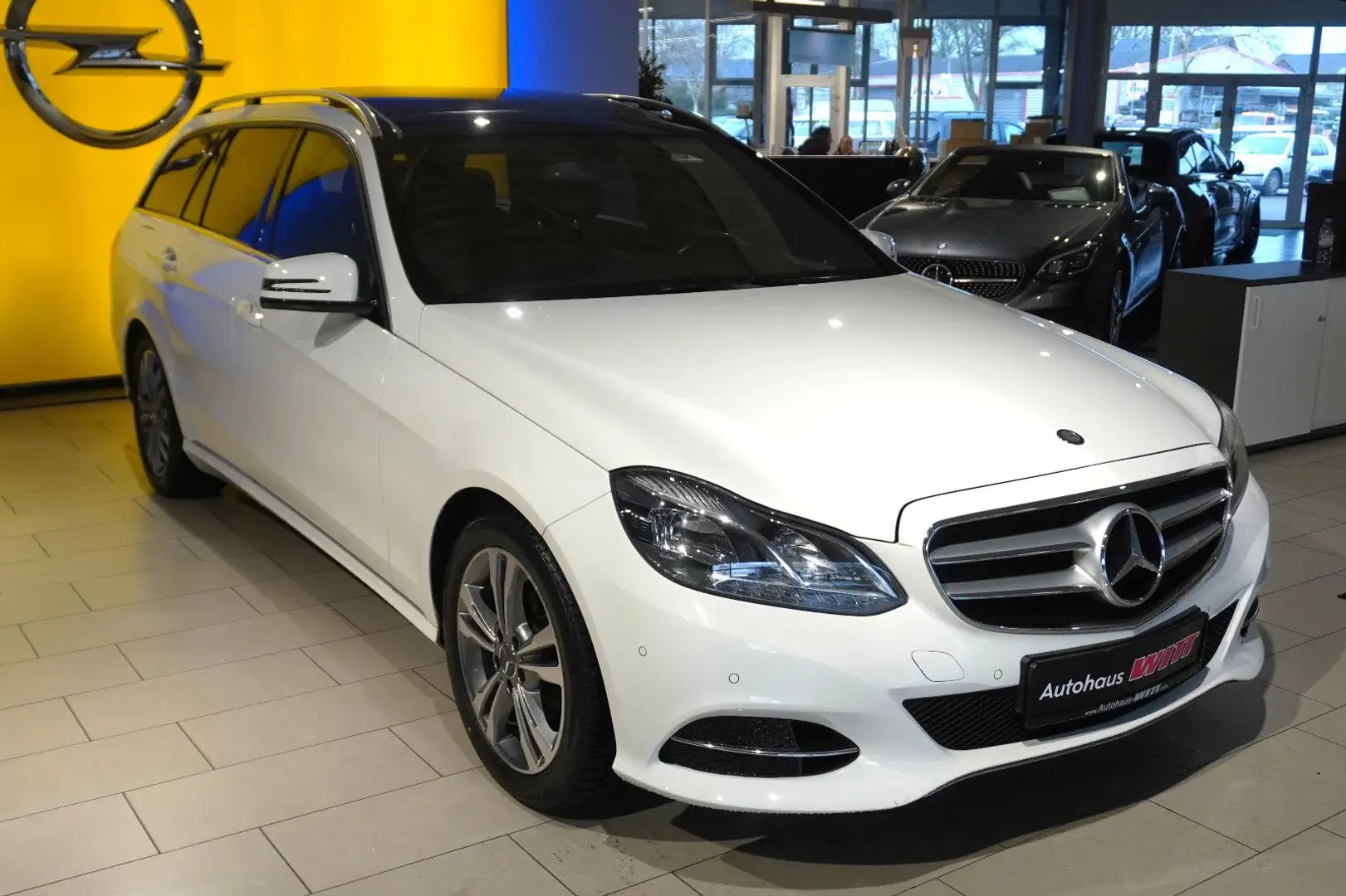 Mercedes-Benz E 200 T-Modell BlueEfficiency °LED°Pano°PDC°Navi Weiß - 1
