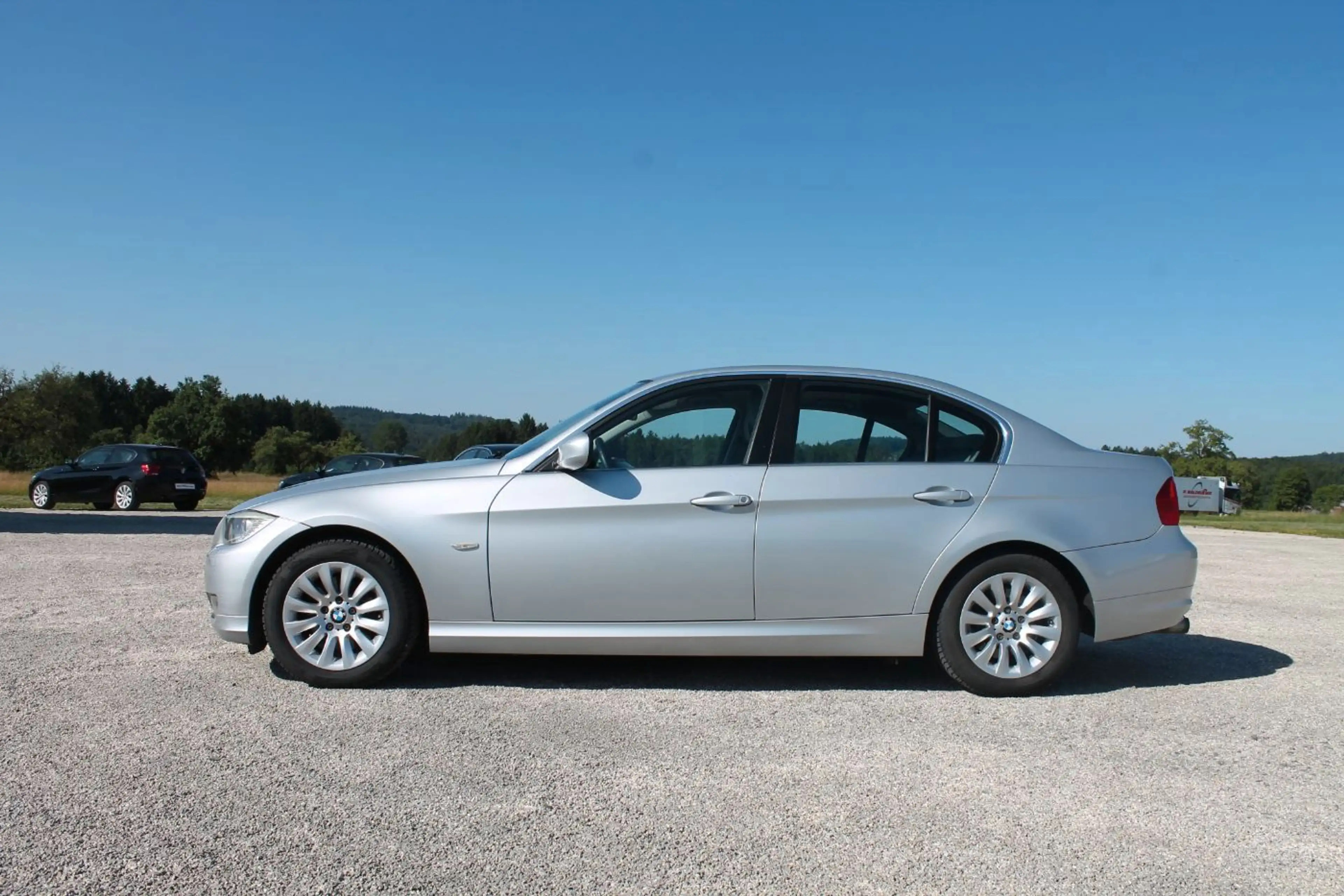 BMW 325 i Lim Parksensoren vo + hi, Klimaautomatik — photo 9