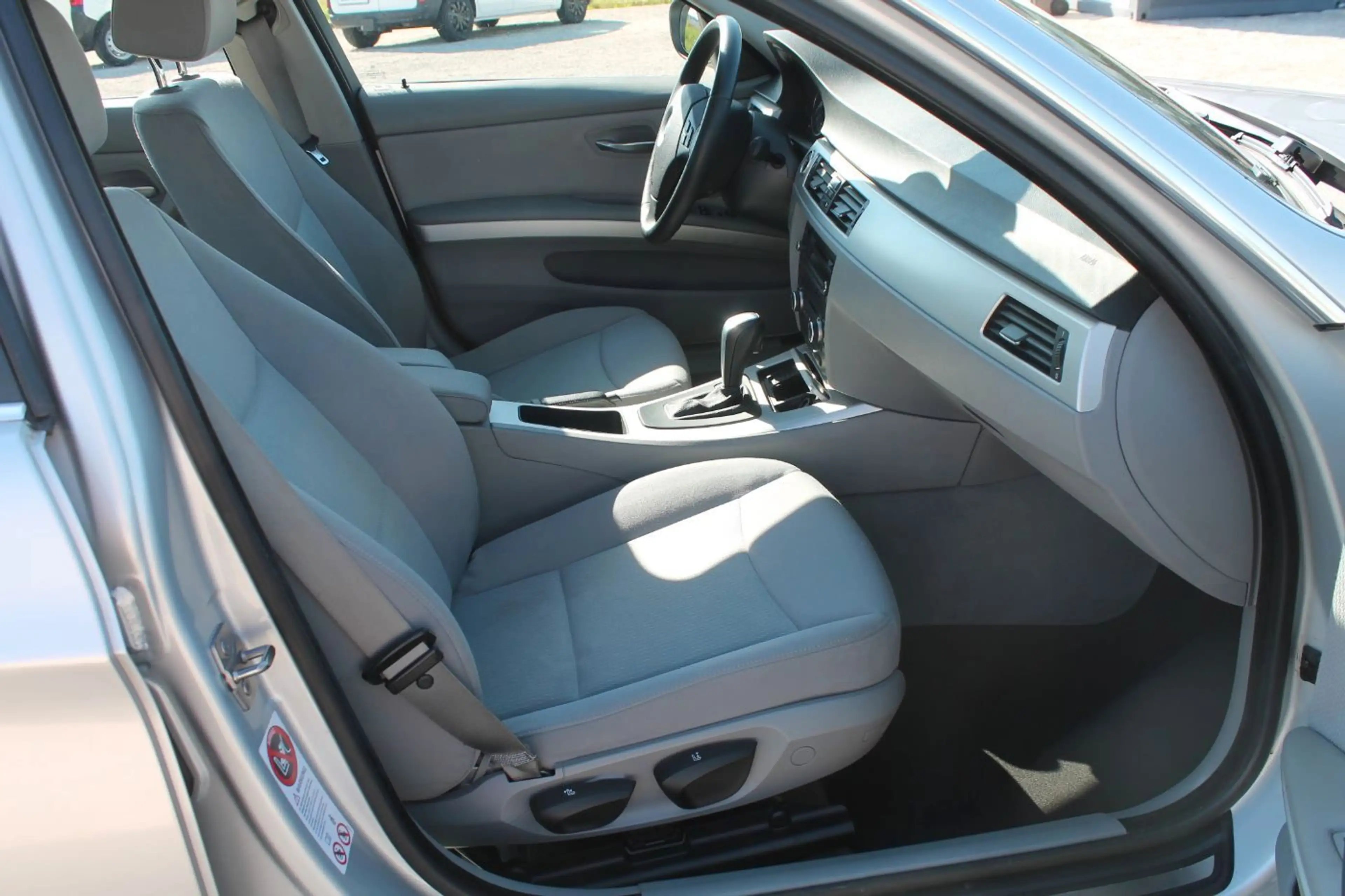 BMW 325 i Lim Parksensoren vo + hi, Klimaautomatik — photo 10