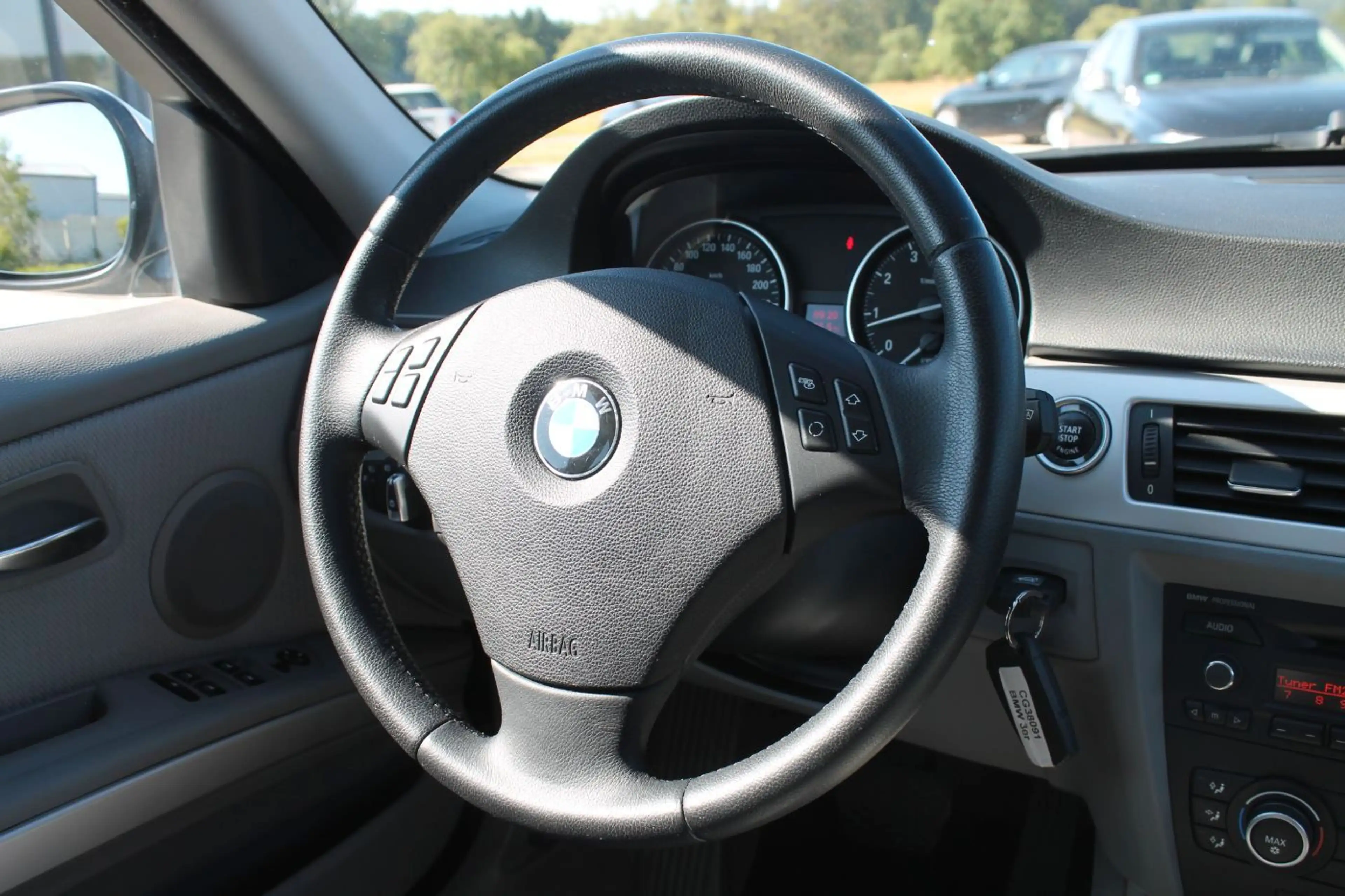 BMW 325 i Lim Parksensoren vo + hi, Klimaautomatik — photo 13