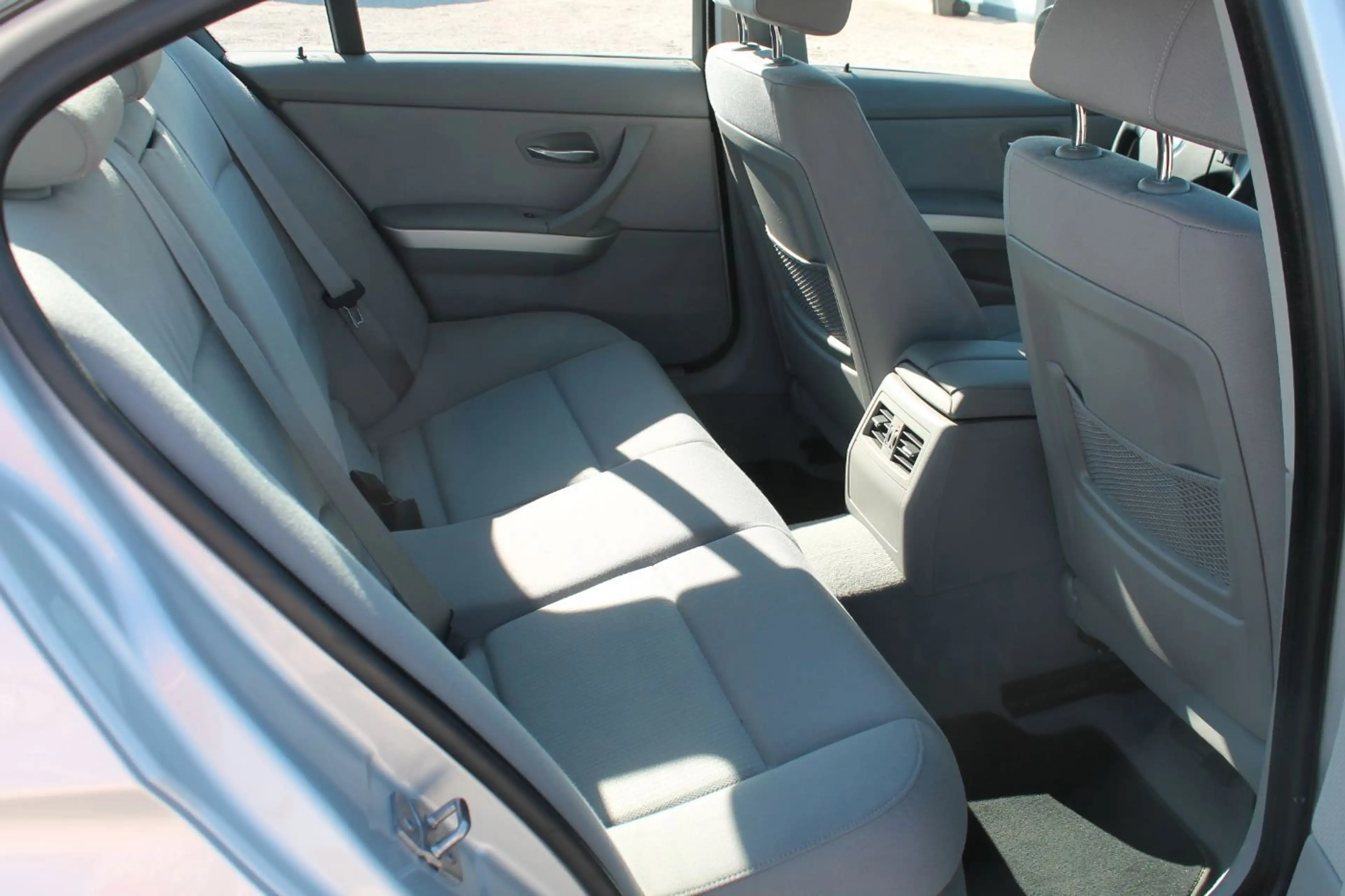 BMW 325 i Lim Parksensoren vo + hi, Klimaautomatik — photo 11