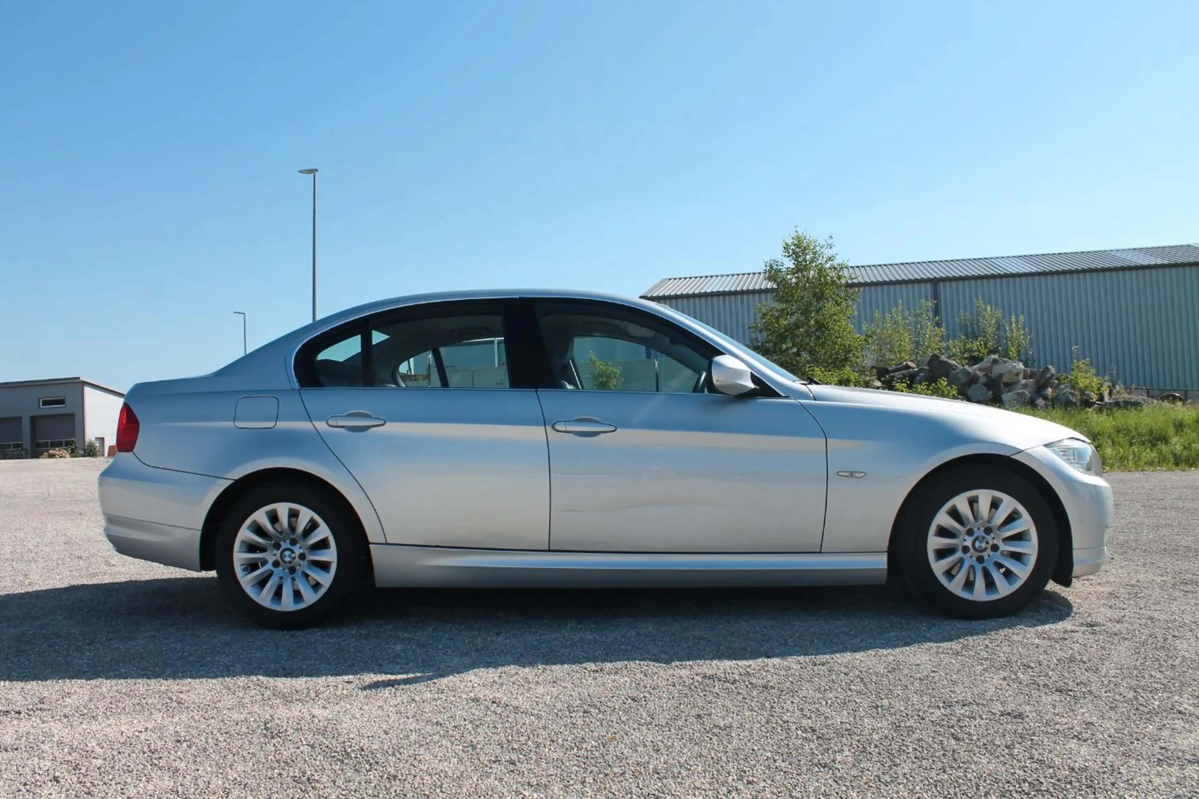 BMW 325 i Lim Parksensoren vo + hi, Klimaautomatik — photo 5