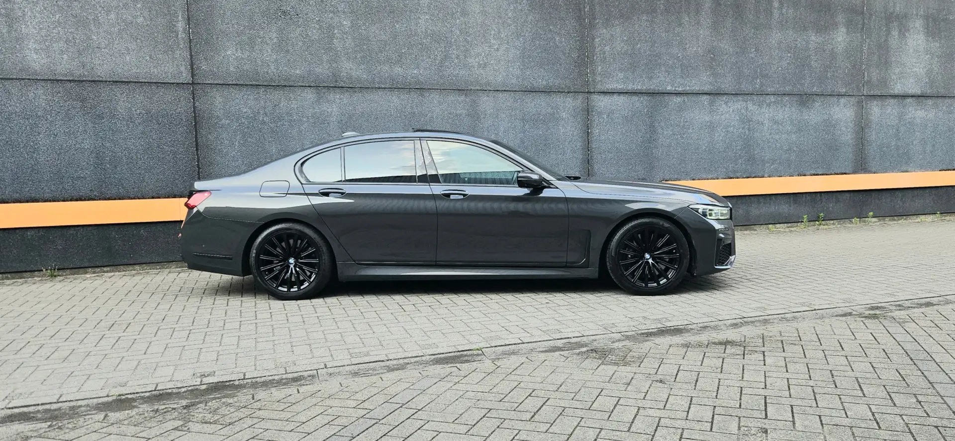 BMW 745 e  INDIVIDUAL/LASER/PANO/MASSAGE/IPAD/FULL OPTION Grijs - 2