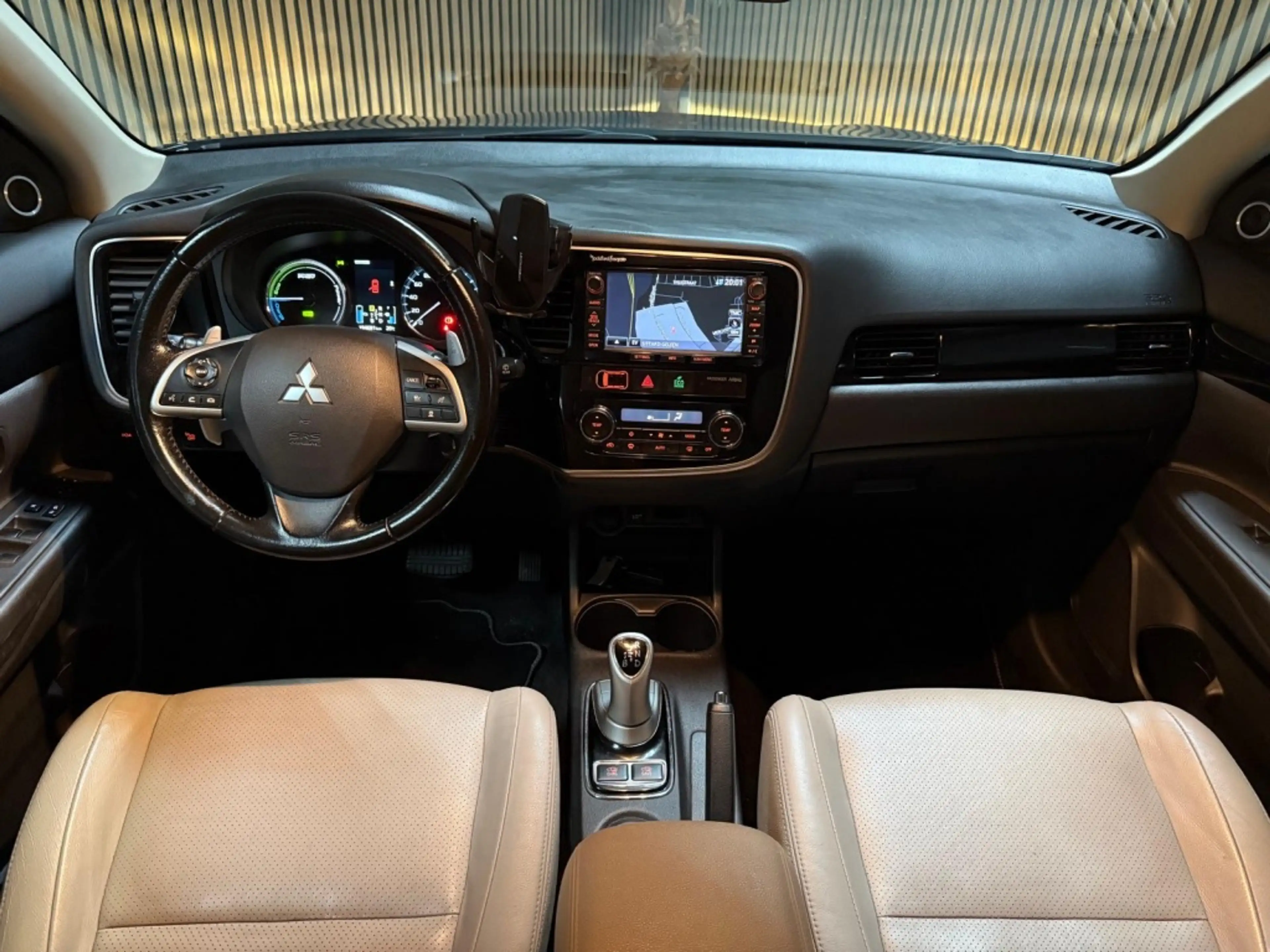 Mitsubishi Outlander 2.0 PHEV Instyle+ — photo 10