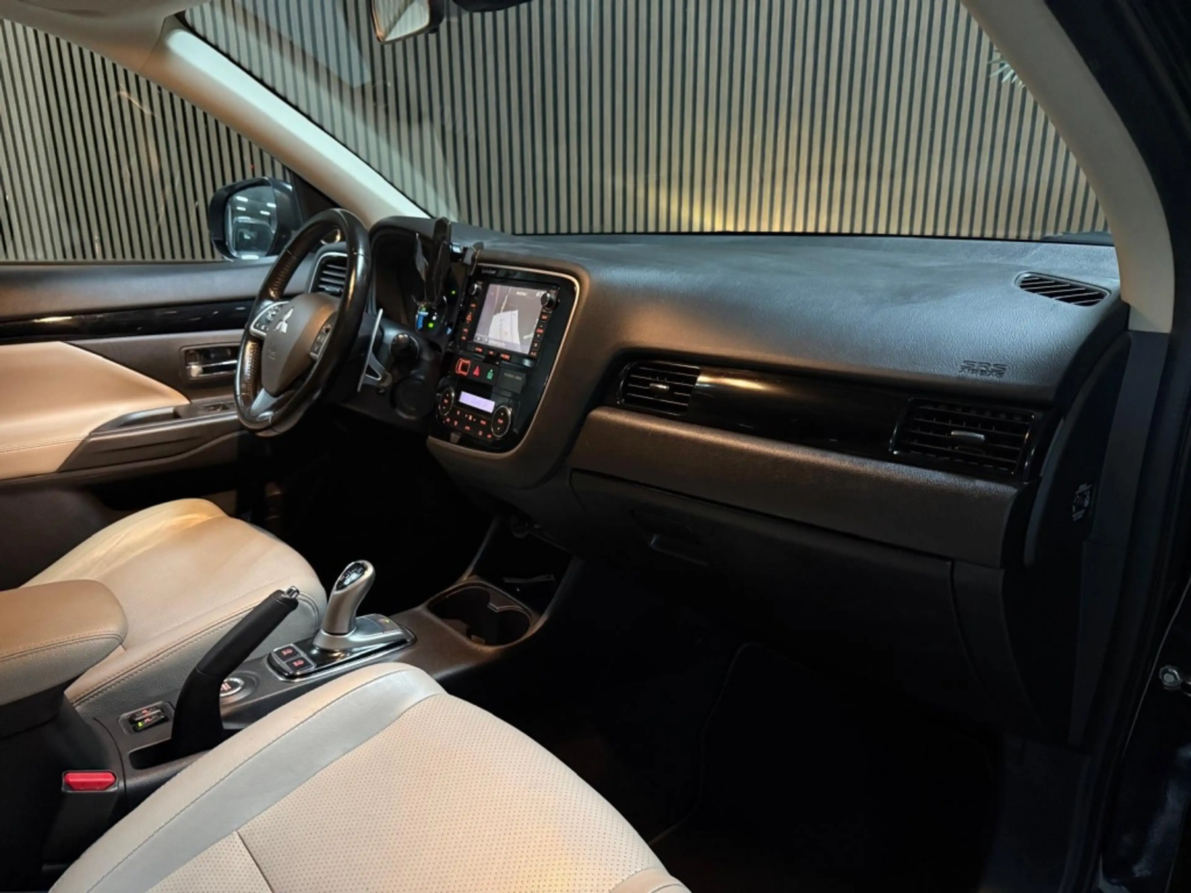 Mitsubishi Outlander 2.0 PHEV Instyle+ — photo 12